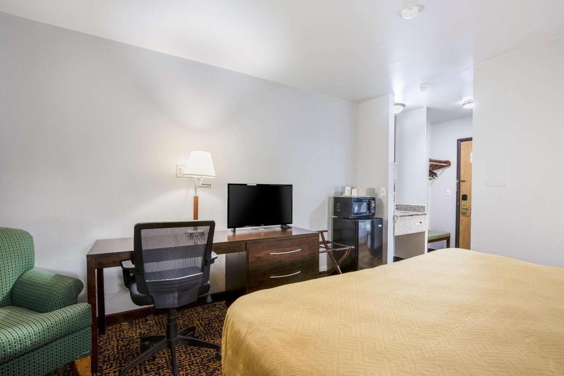 Econo Lodge Milwaukee Airport photo 8