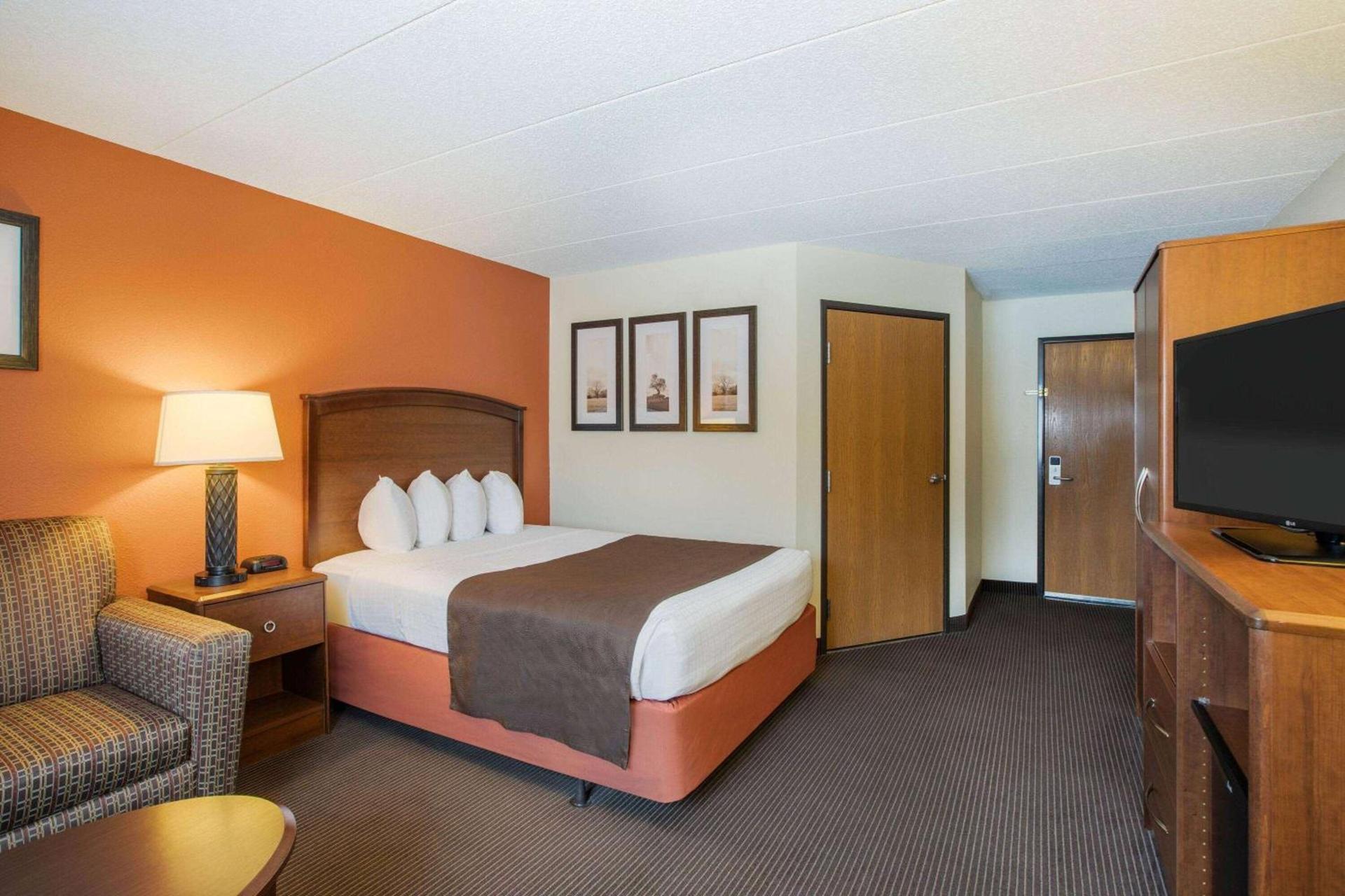 AmericInn by Wyndham Grand Forks photo 15