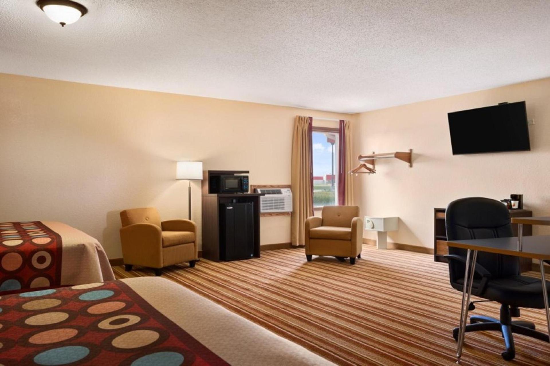 Super 8 by Wyndham Mattoon photo 37