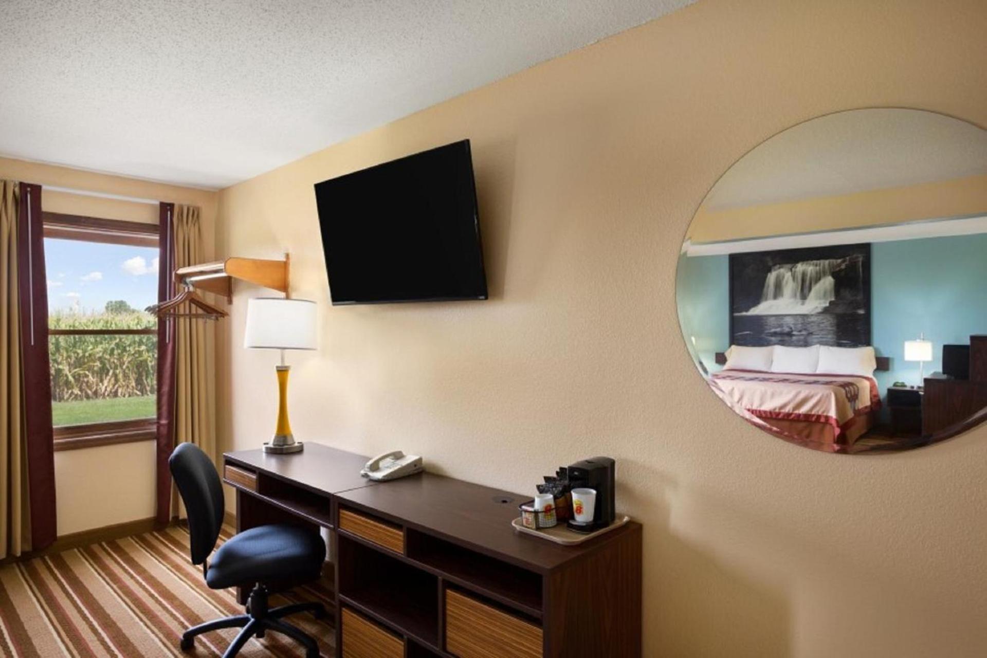 Super 8 by Wyndham Mattoon photo 44