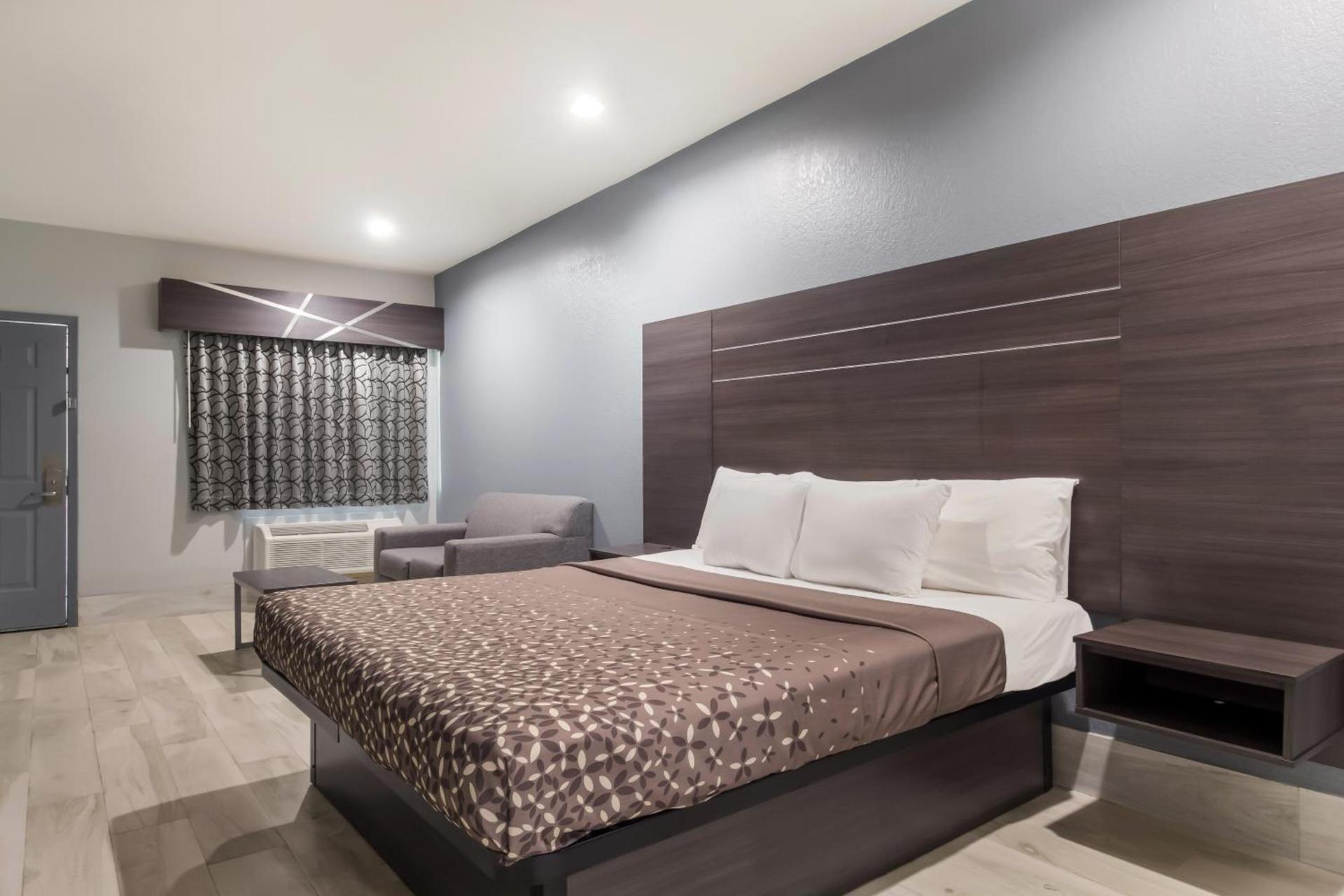 Americas Best Value Platinum Inn & Suites photo 4