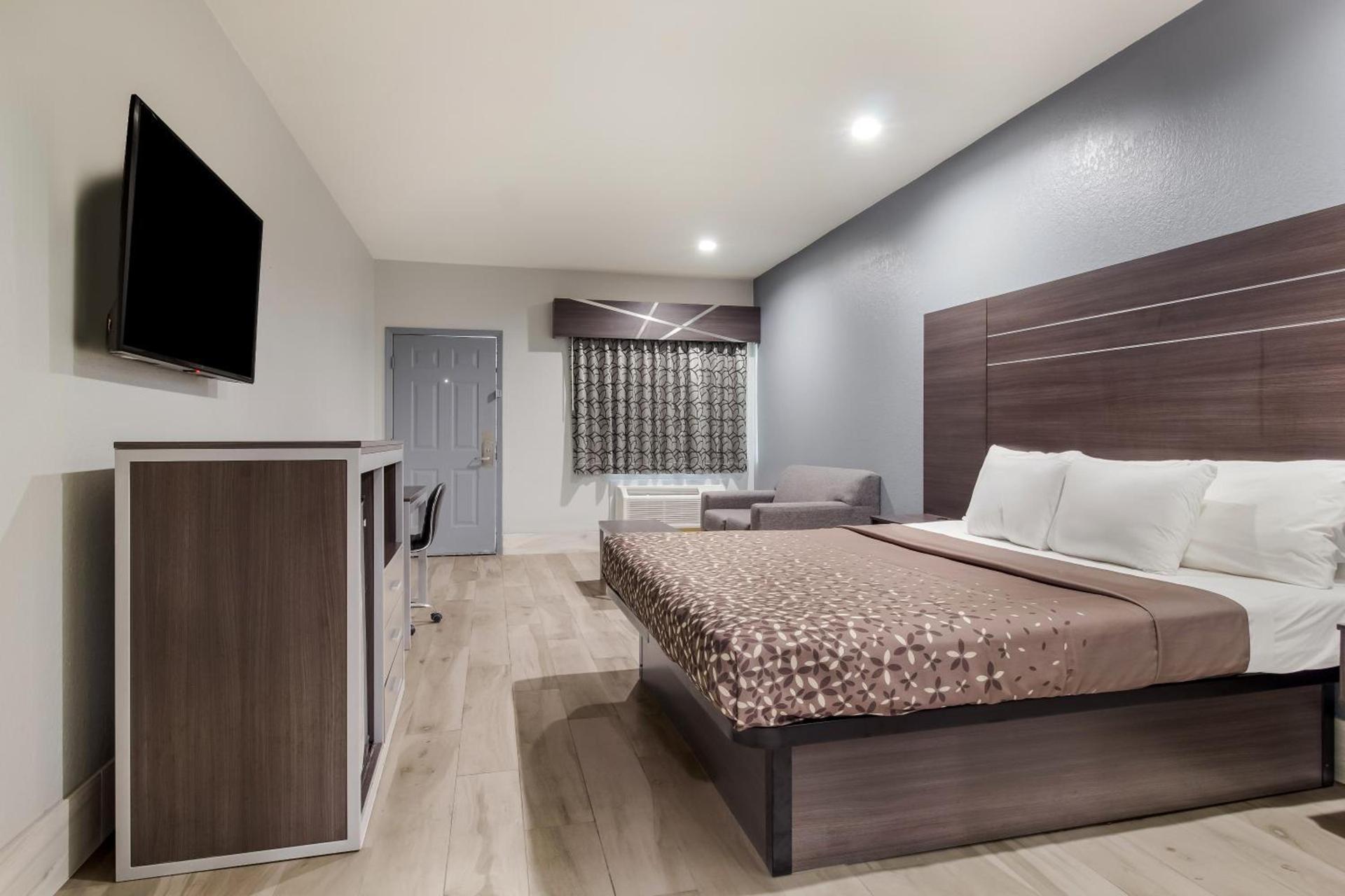 Americas Best Value Platinum Inn & Suites photo 3