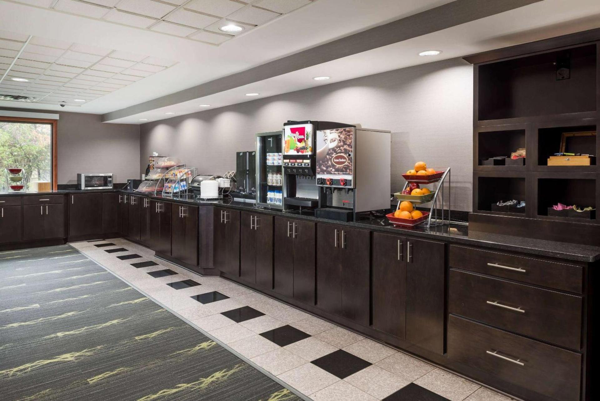 Wingate by Wyndham Columbia photo 13