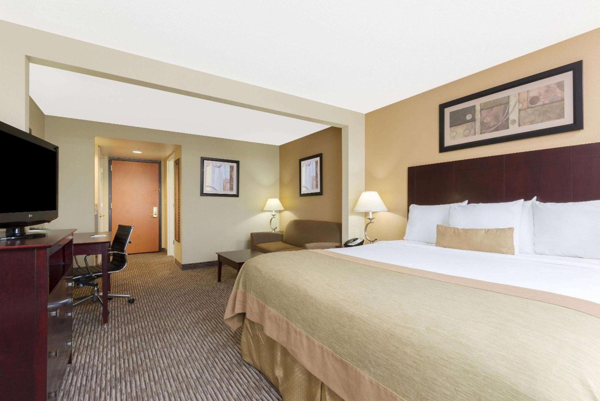 Wingate by Wyndham Dayton - Fairborn photo 9