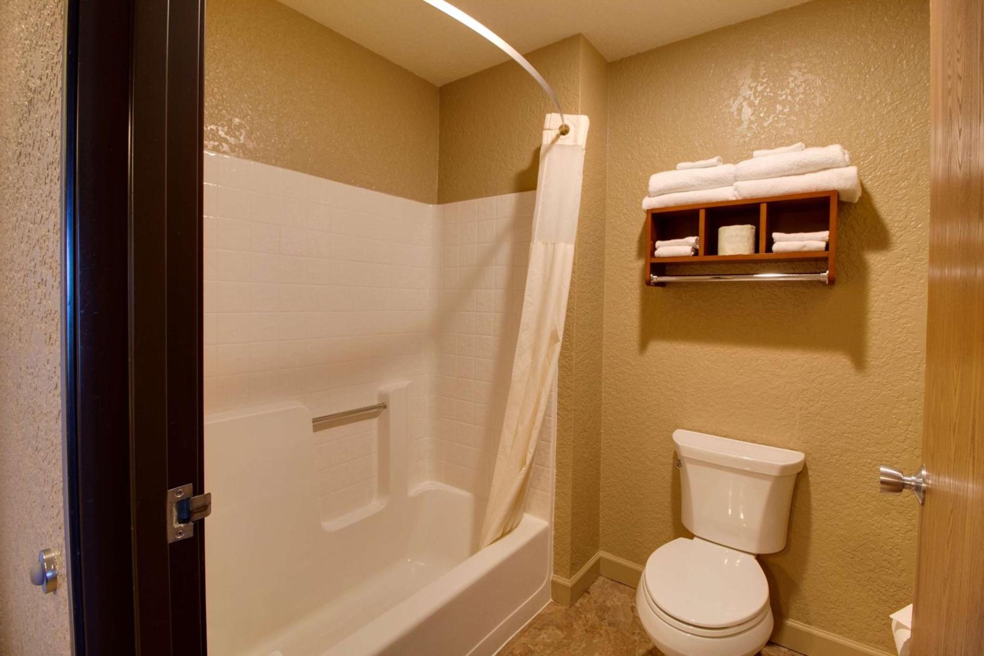 Best Western Harbour Pointe Lakefront photo 90