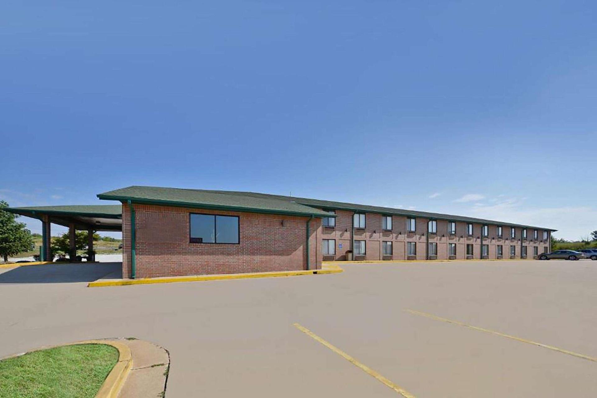 Days Inn by Wyndham Ozark Springfield photo 4