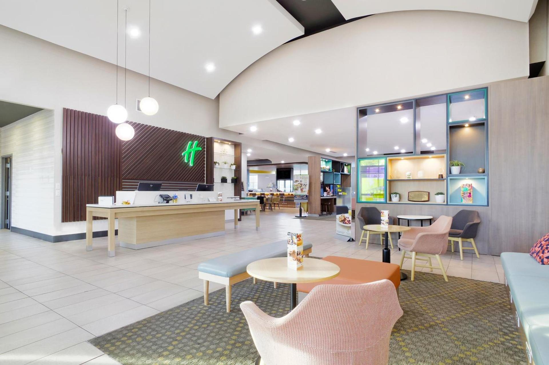 Holiday Inn & Suites Phoenix Airport by IHG photo 2