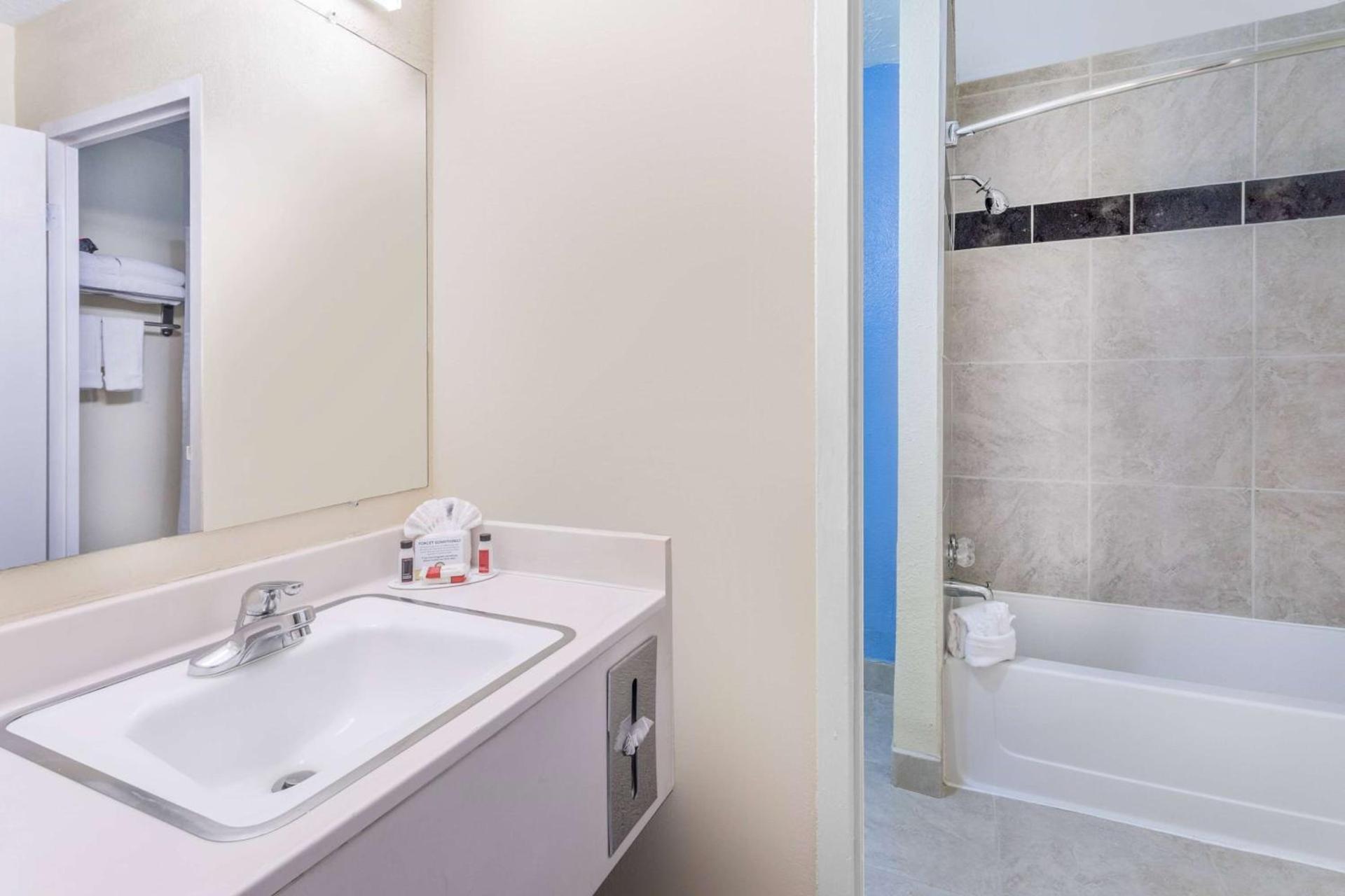 Days Inn & Suites by Wyndham Clovis photo 16
