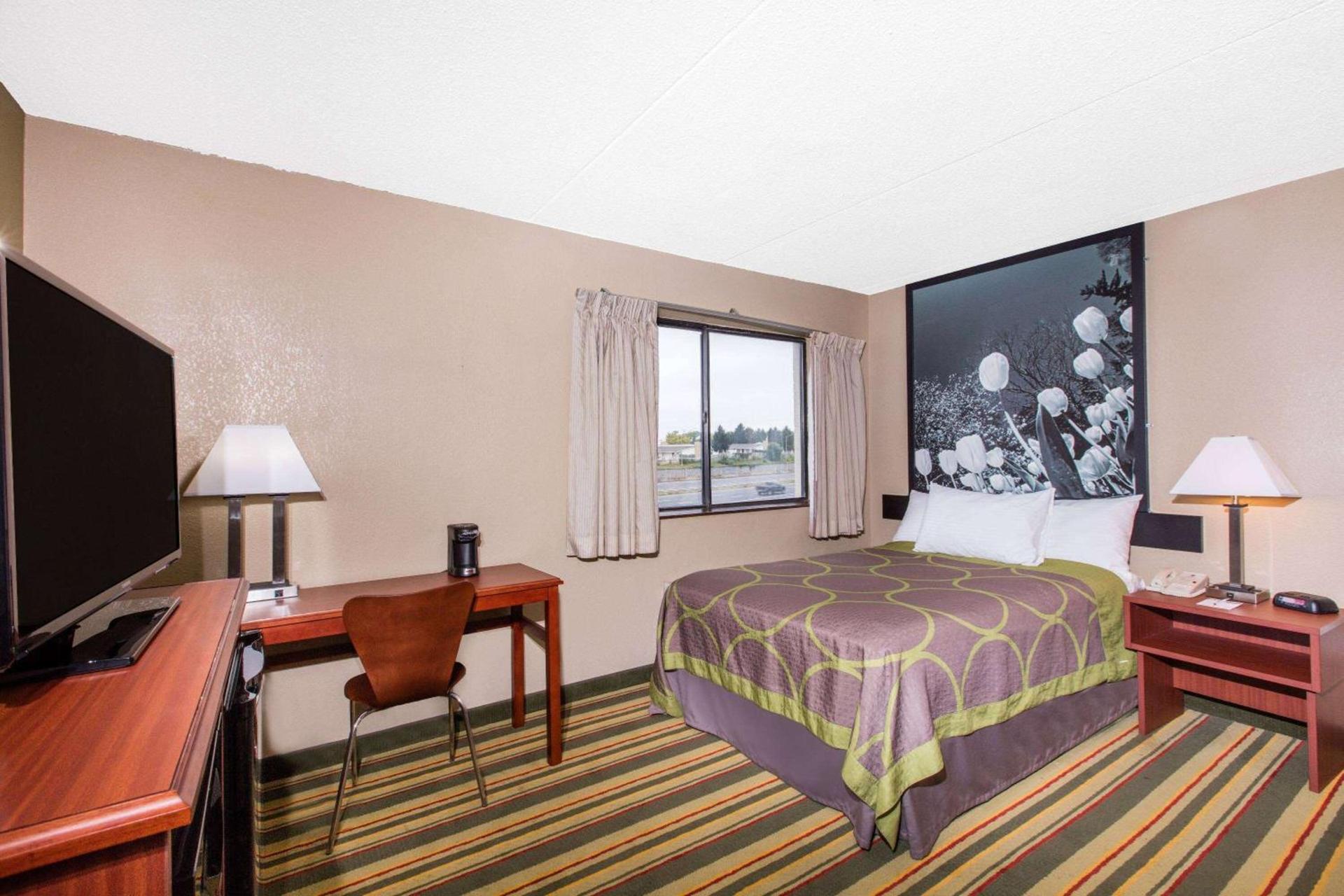 Super 8 by Wyndham Frederick photo 6
