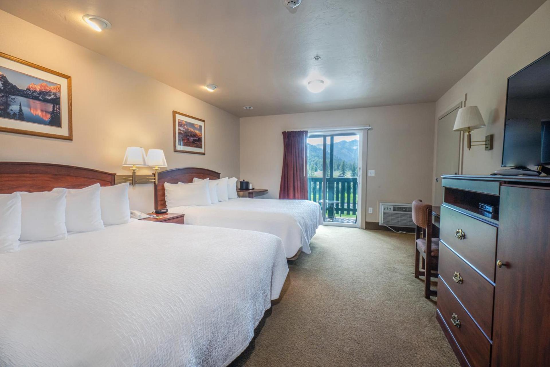 Flying Saddle Resort and Steak House photo 11