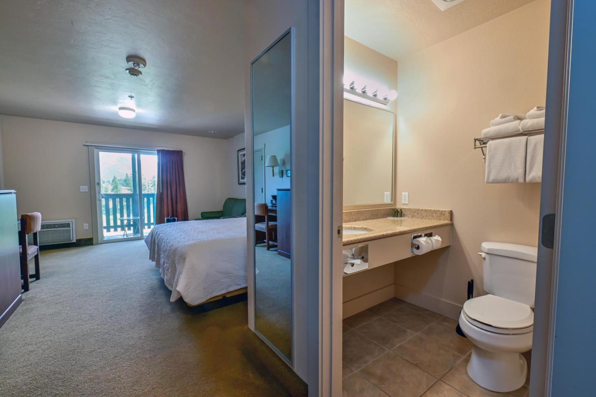 Flying Saddle Resort and Steak House photo 14