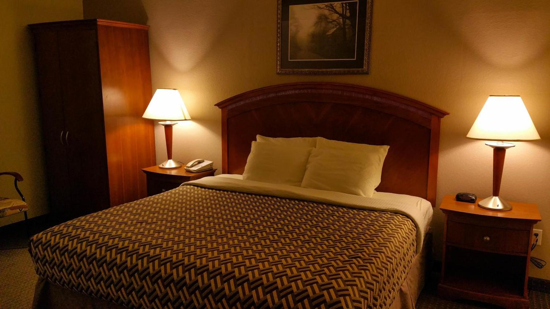 A Riverside Inn Travelodge by Wyndham photo 41