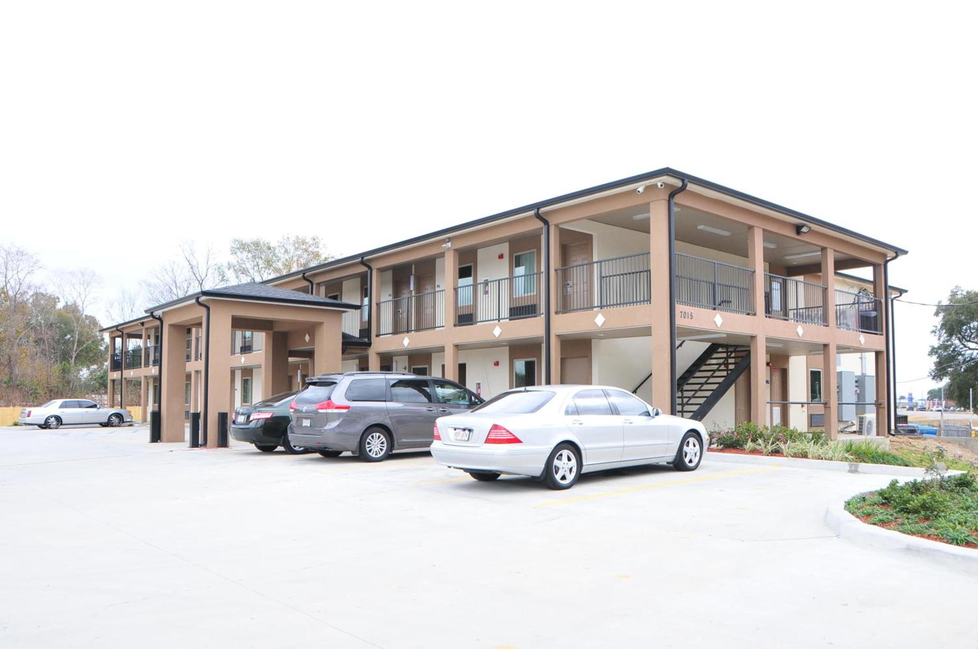 Paradise Inn & Suites photo 1