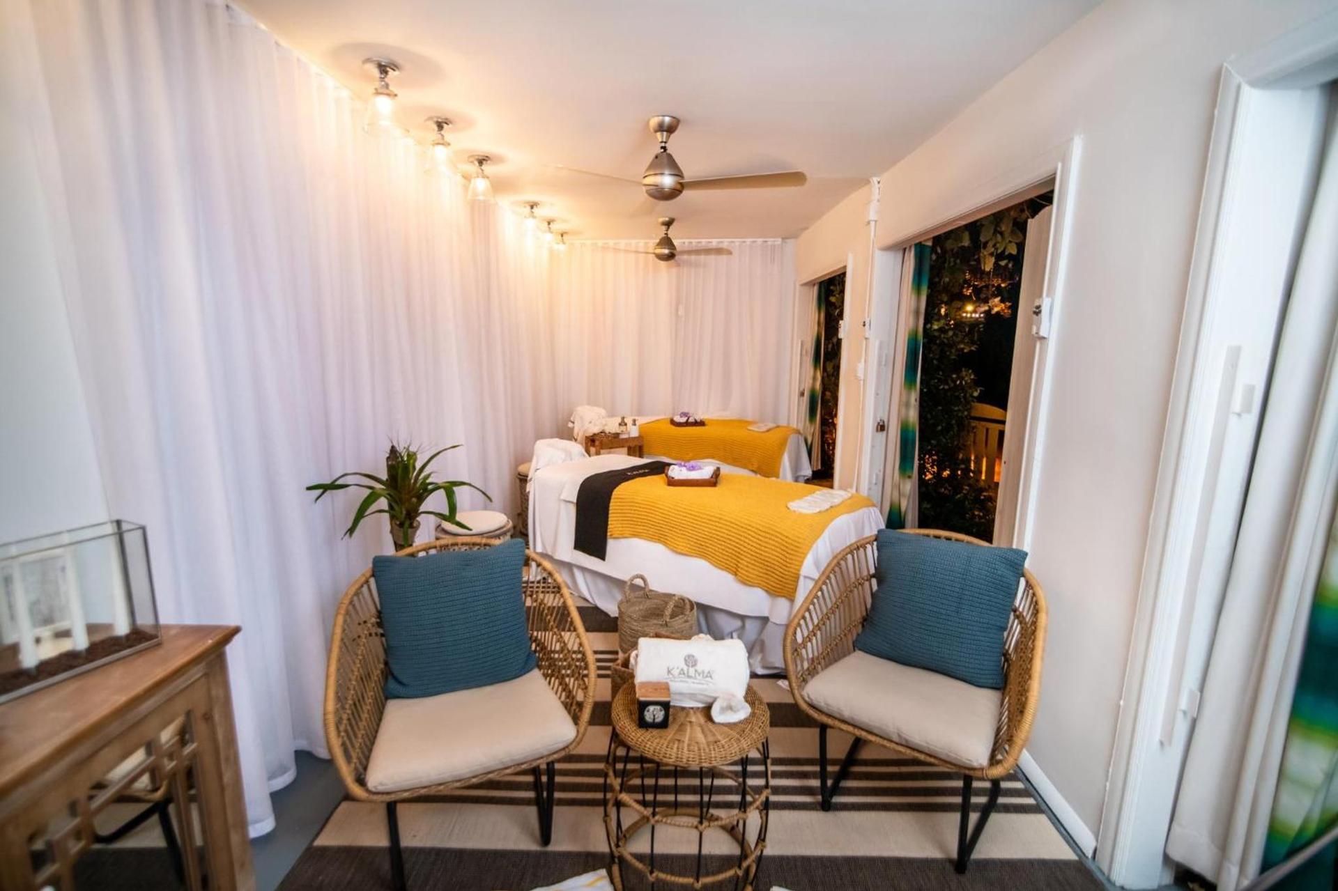 Kimpton Surfcomber Hotel by IHG photo 5