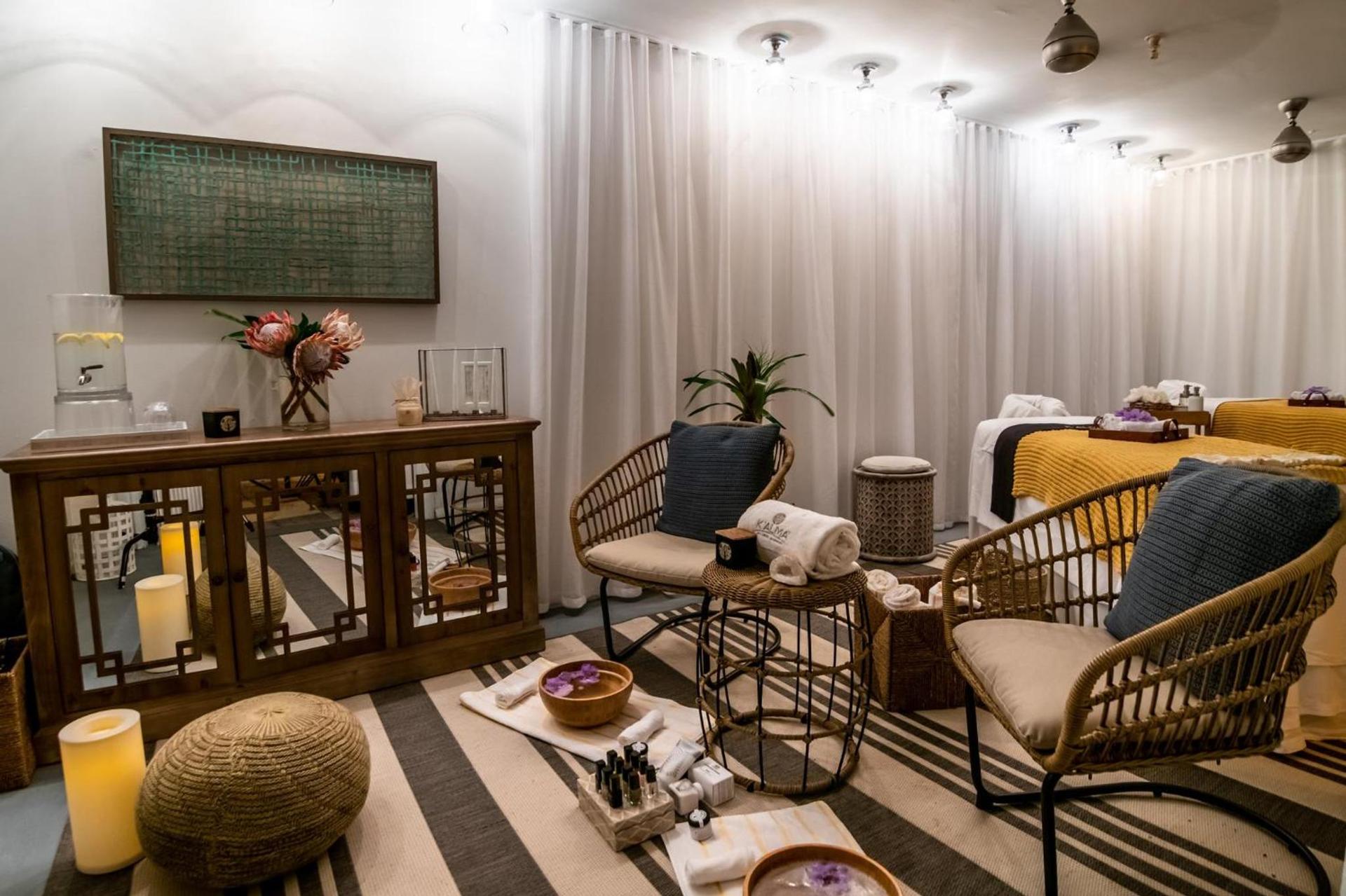 Kimpton Surfcomber Hotel by IHG photo 9