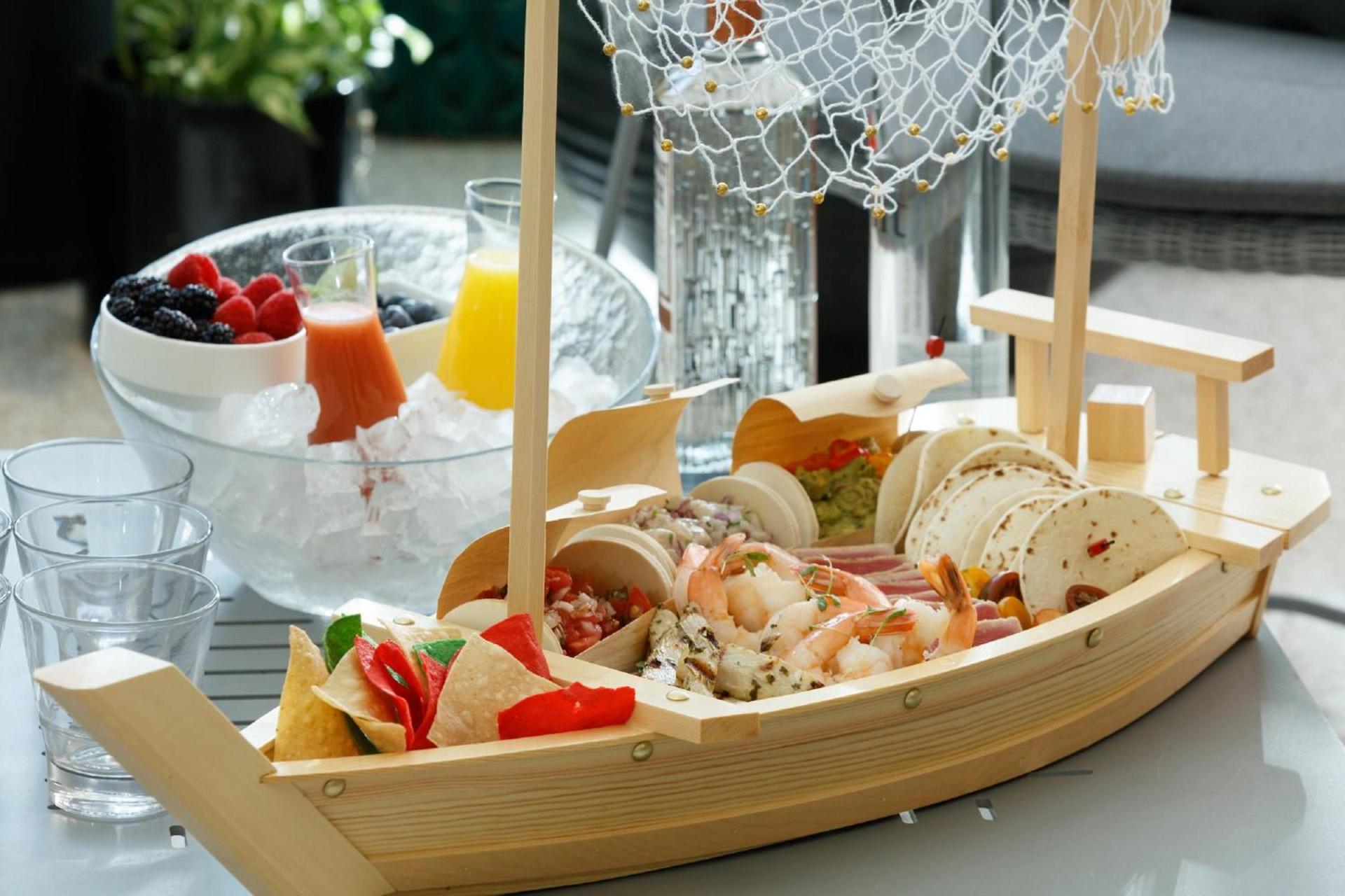 Kimpton Surfcomber Hotel by IHG photo 34