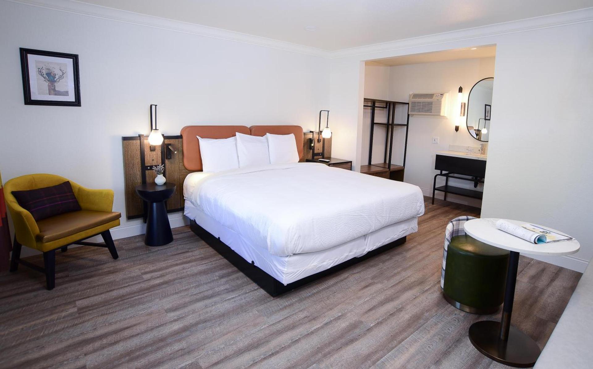 The Woodrose- NEWLY RENOVATED photo 15