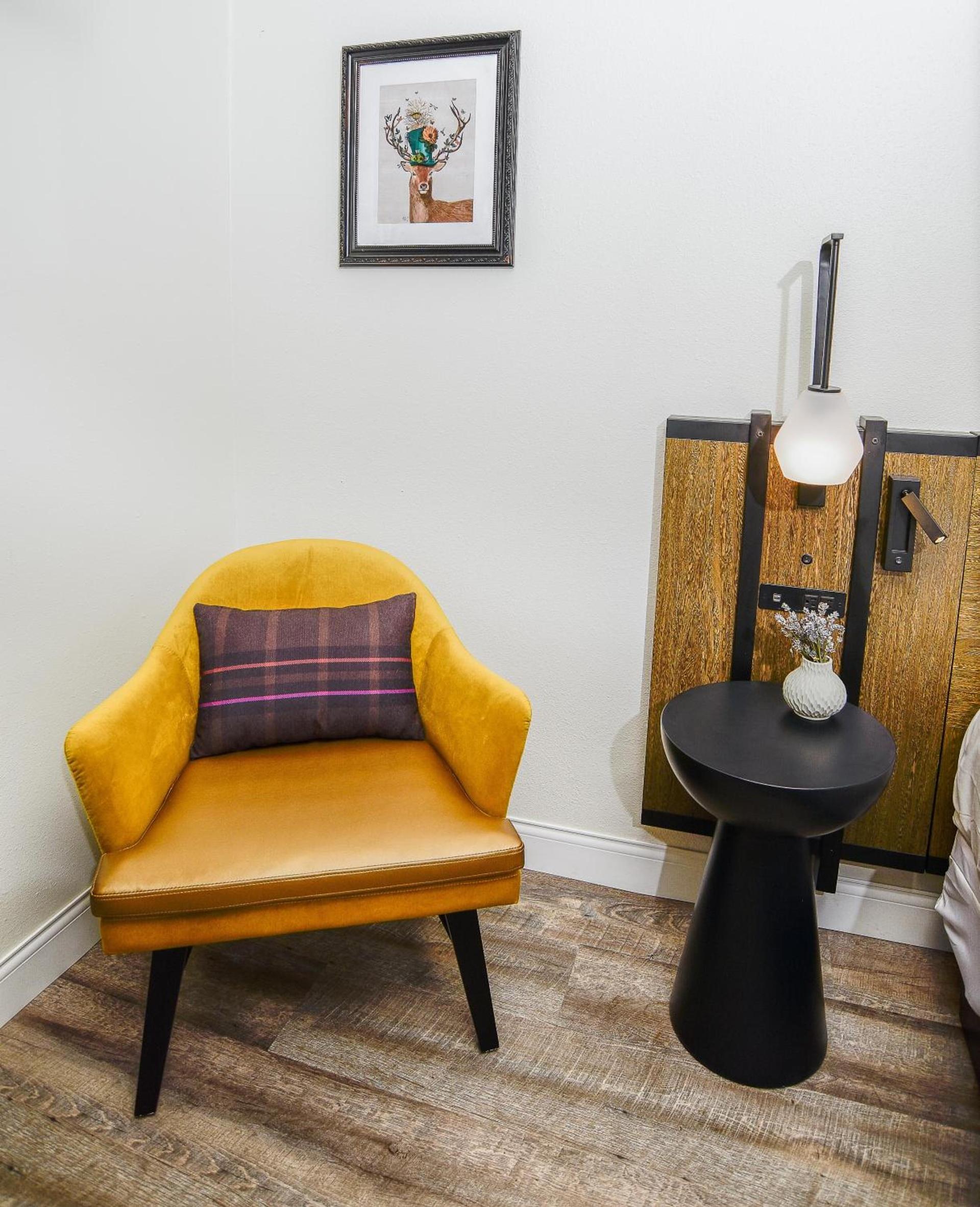 The Woodrose- NEWLY RENOVATED — hotel in Willits