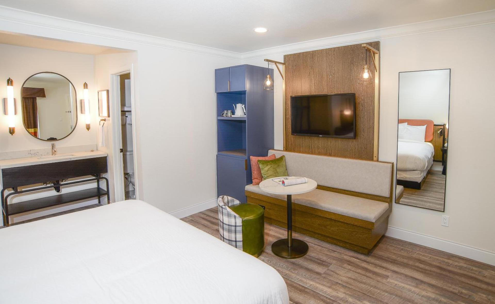 The Woodrose- NEWLY RENOVATED photo 2