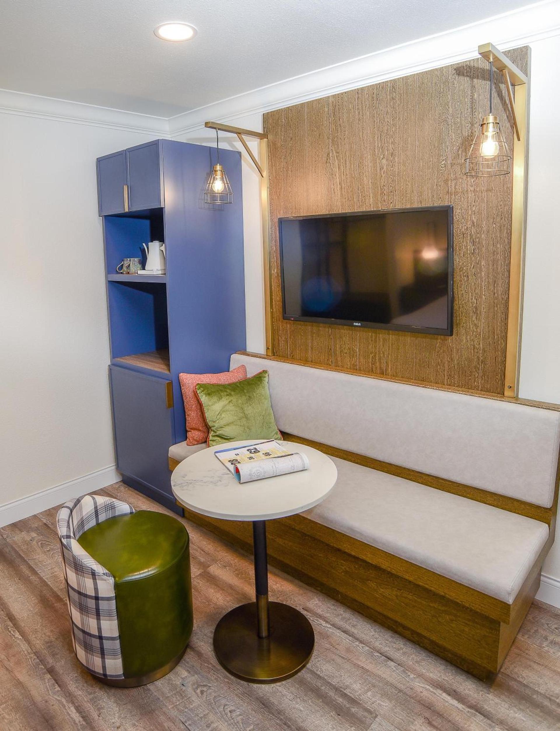 The Woodrose- NEWLY RENOVATED photo 5