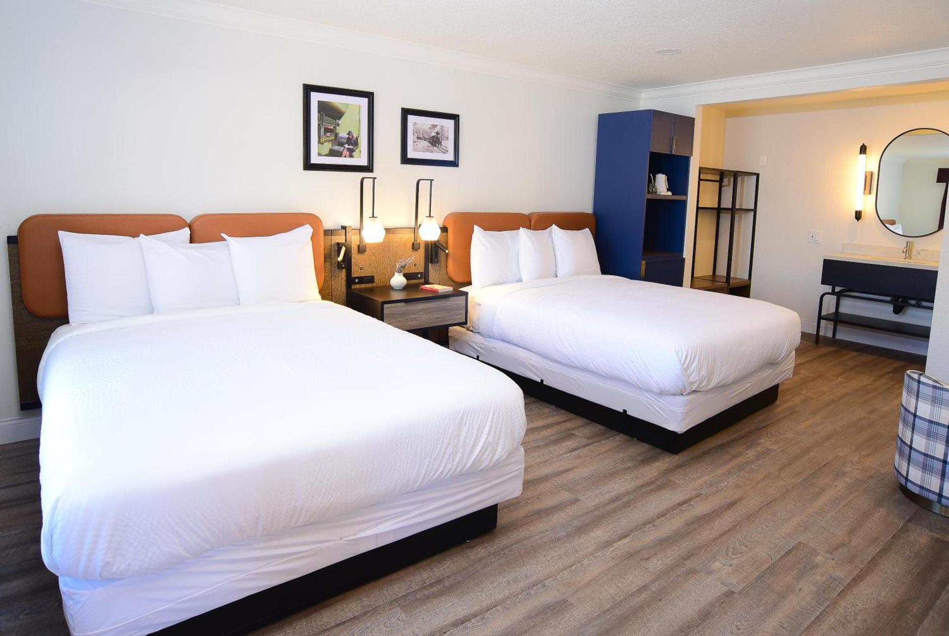 The Woodrose- NEWLY RENOVATED photo 14