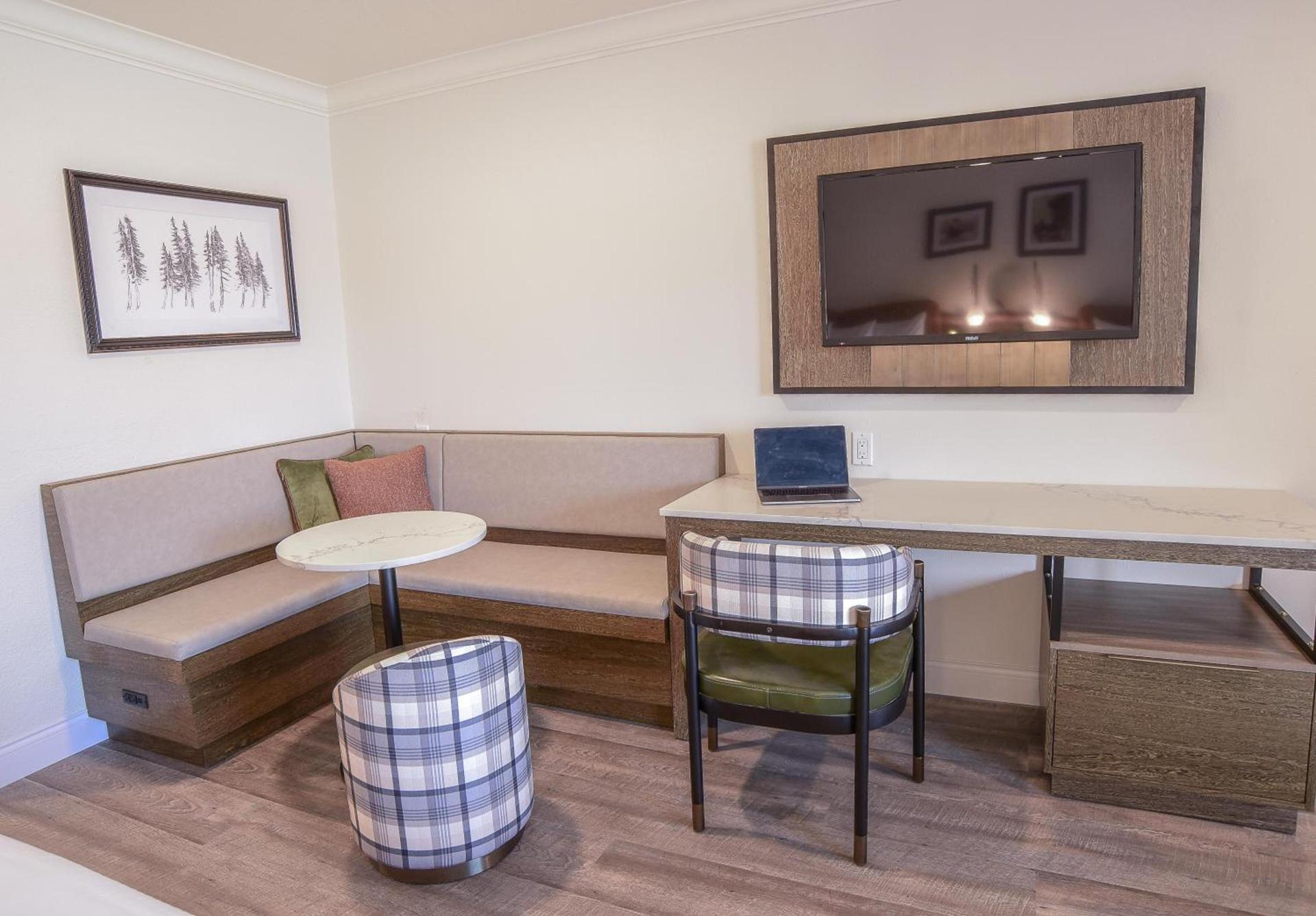 The Woodrose- NEWLY RENOVATED photo 13