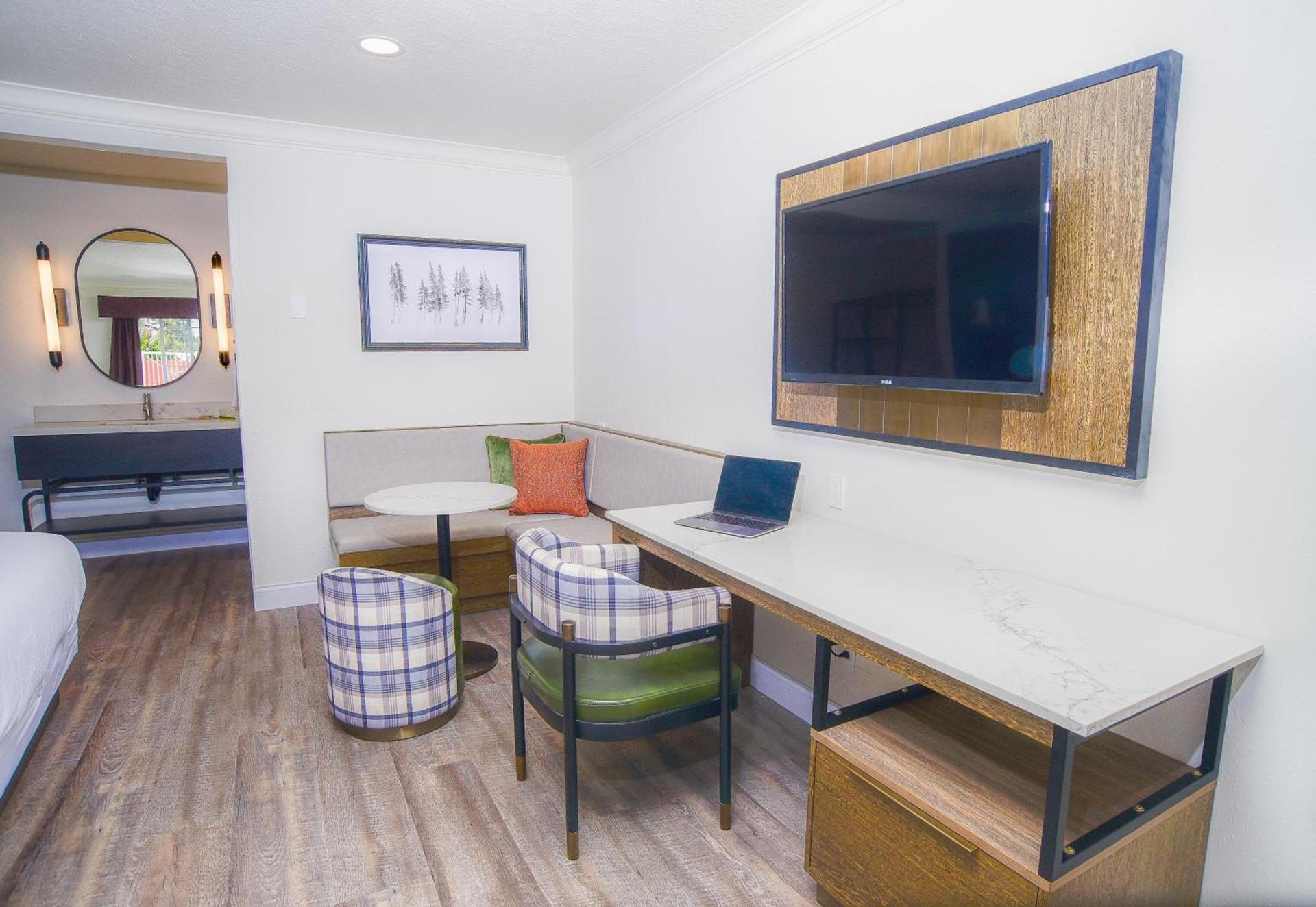 The Woodrose- NEWLY RENOVATED photo 11