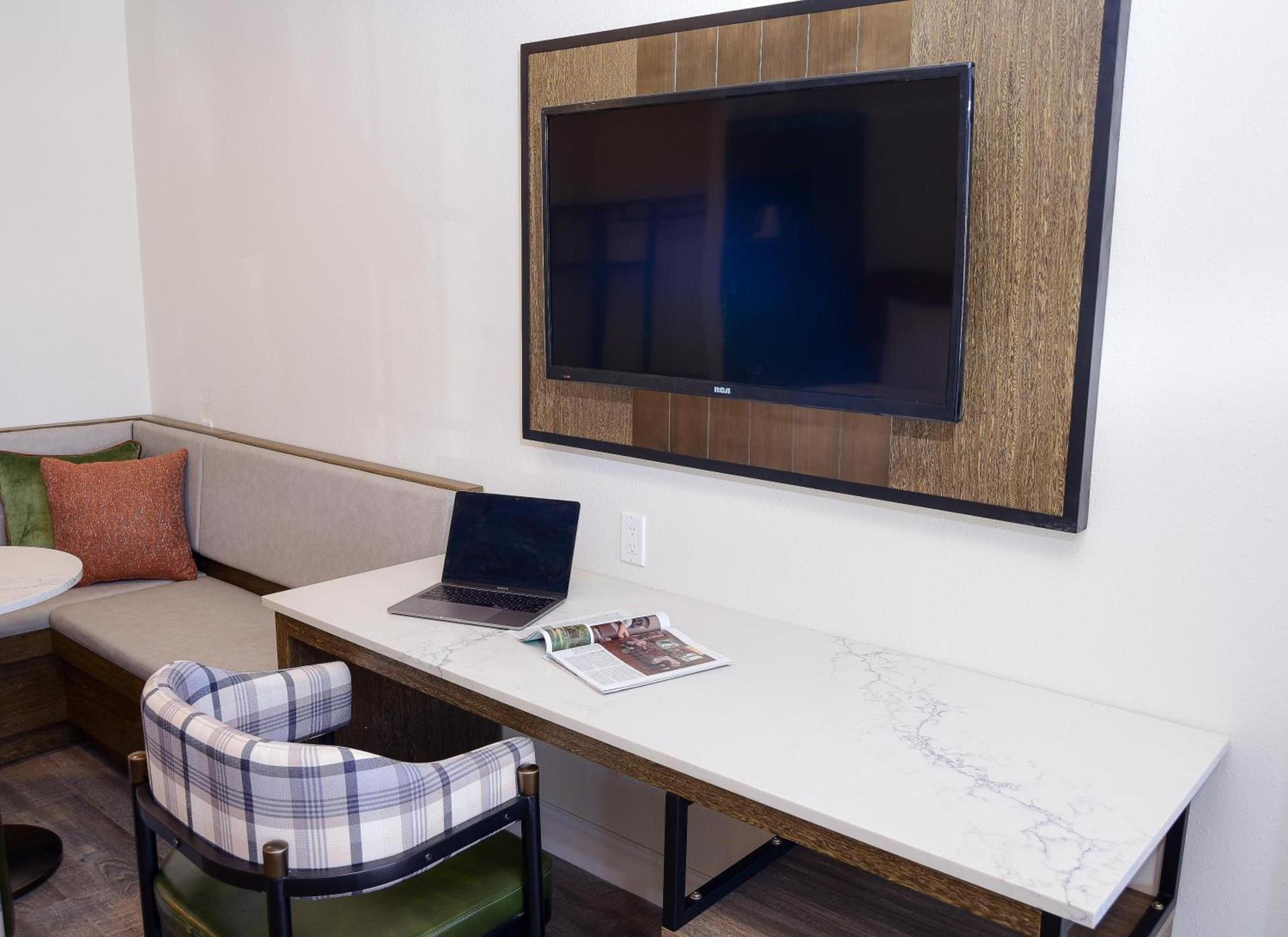 The Woodrose- NEWLY RENOVATED photo 4