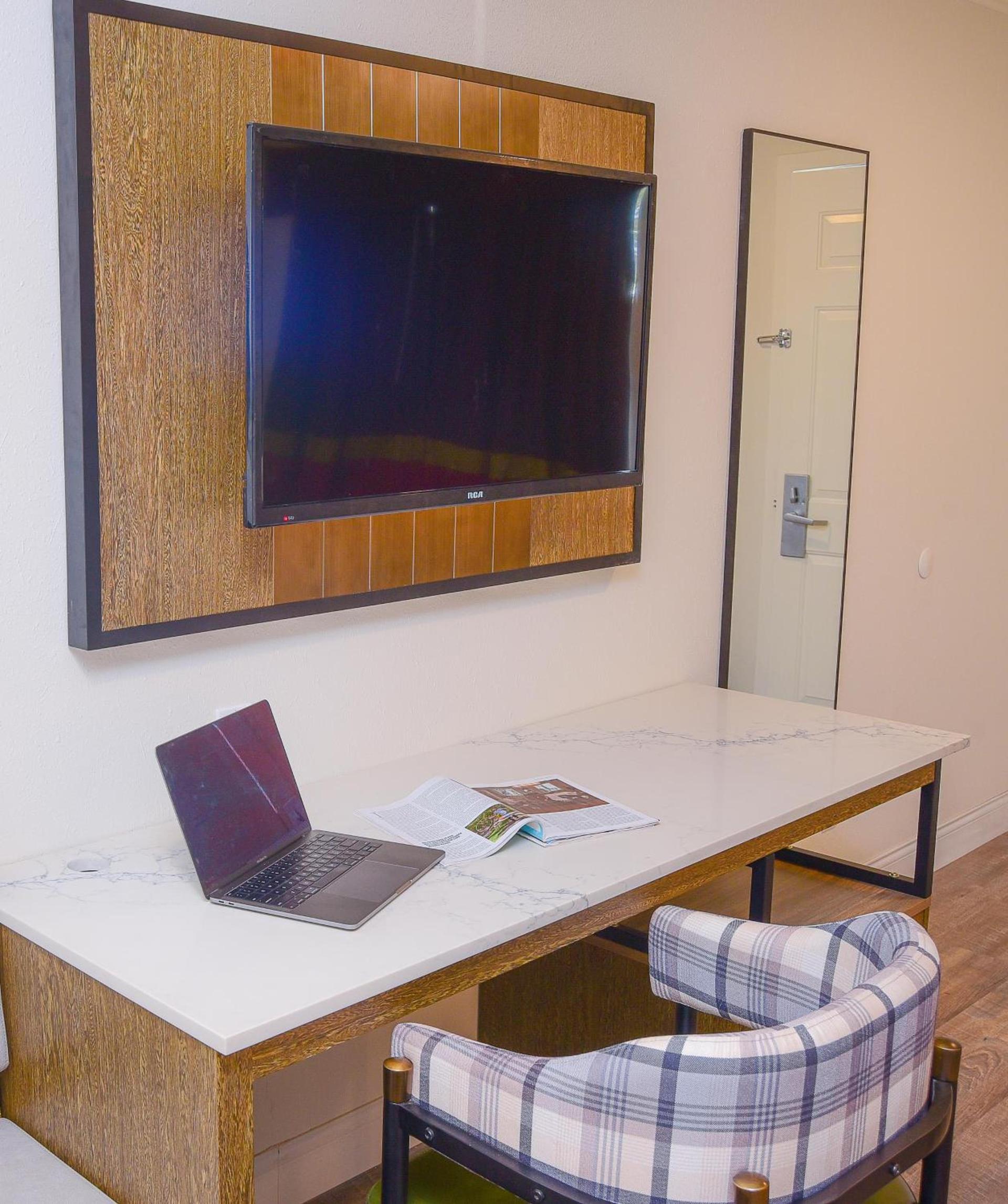 The Woodrose- NEWLY RENOVATED photo 3