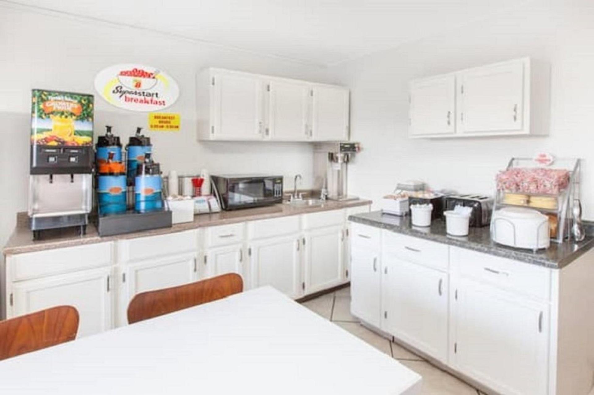 Super 8 by Wyndham Millbury/Toledo photo 24
