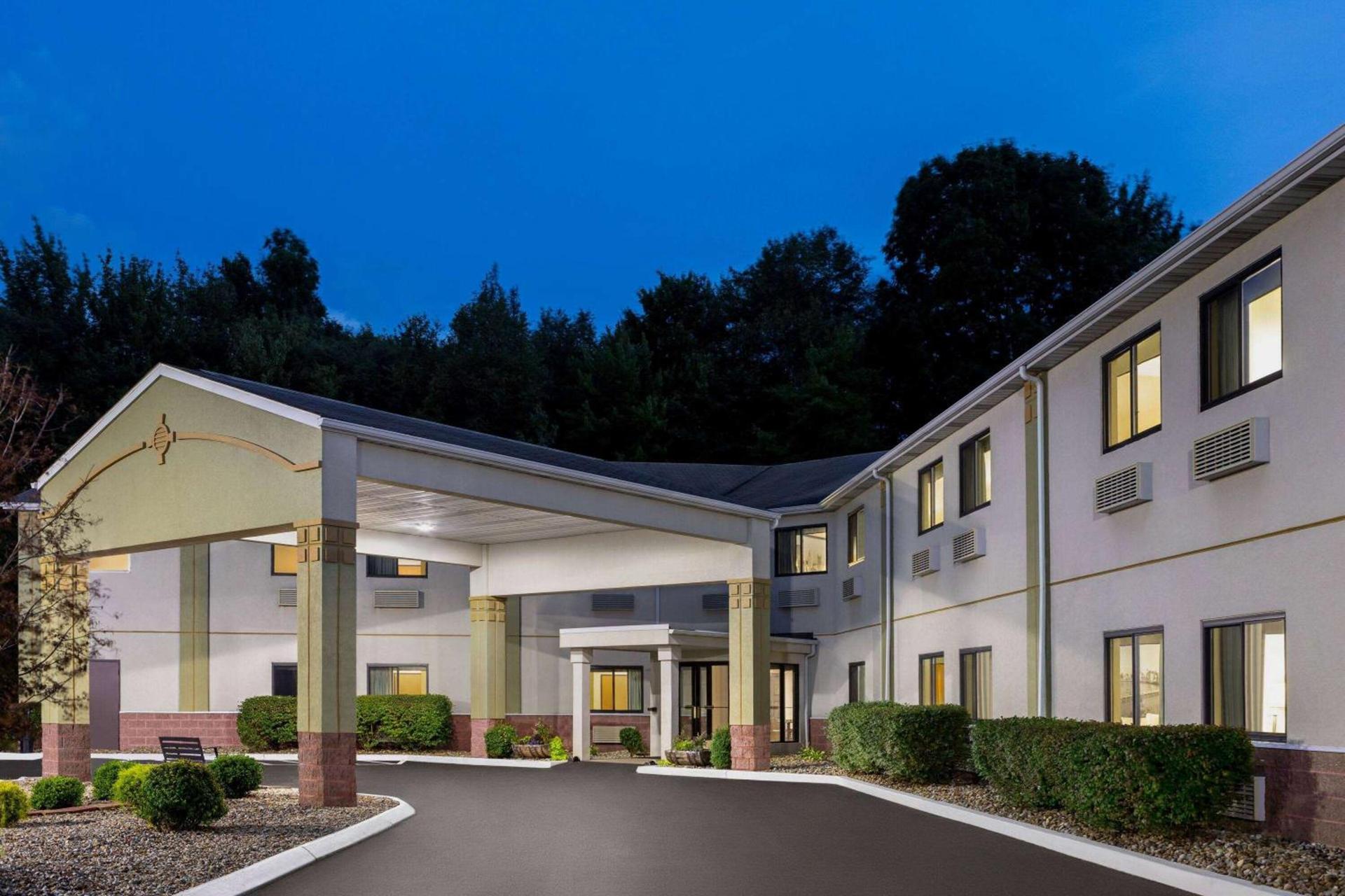 Super 8 by Wyndham Grove City — hotel in Grove City