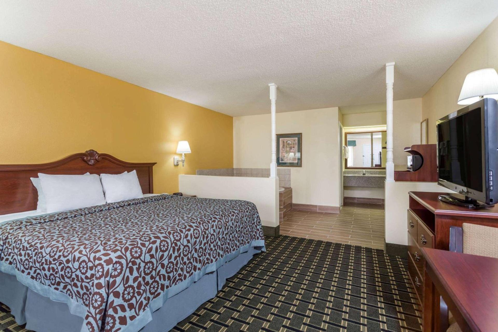 Days Inn & Suites by Wyndham Warner Robins Near Robins AFB photo 9