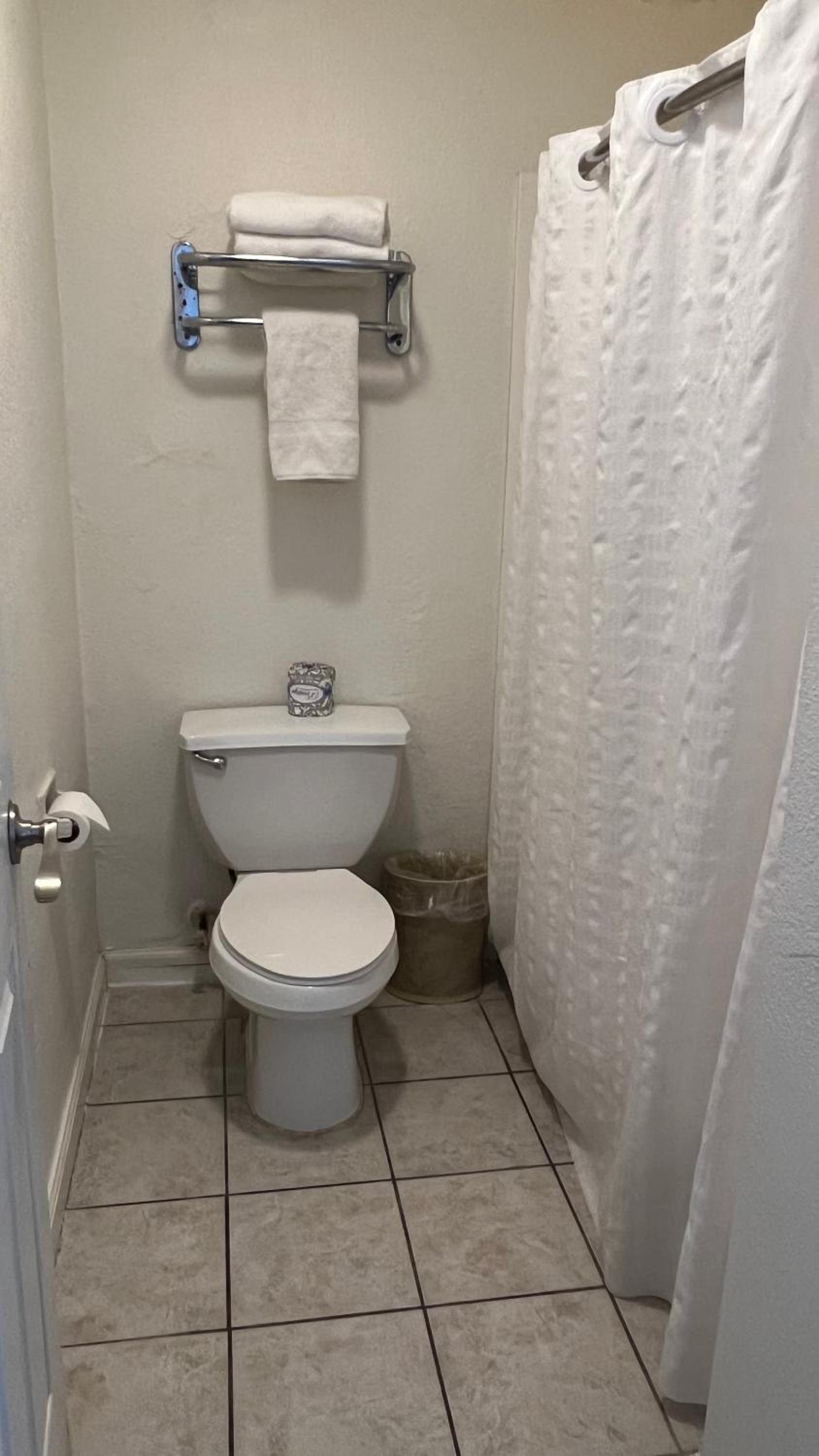 Americas Best Value Inn Hanford photo 9