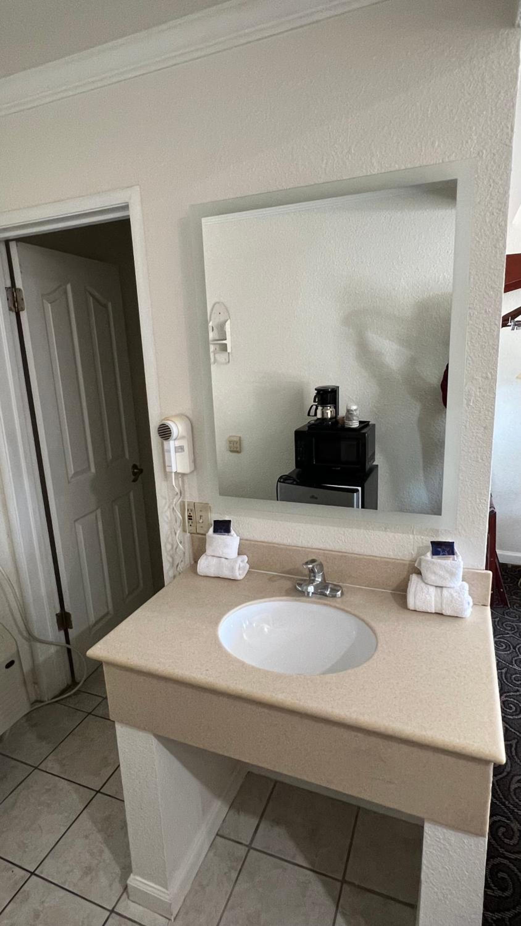 Americas Best Value Inn Hanford photo 14