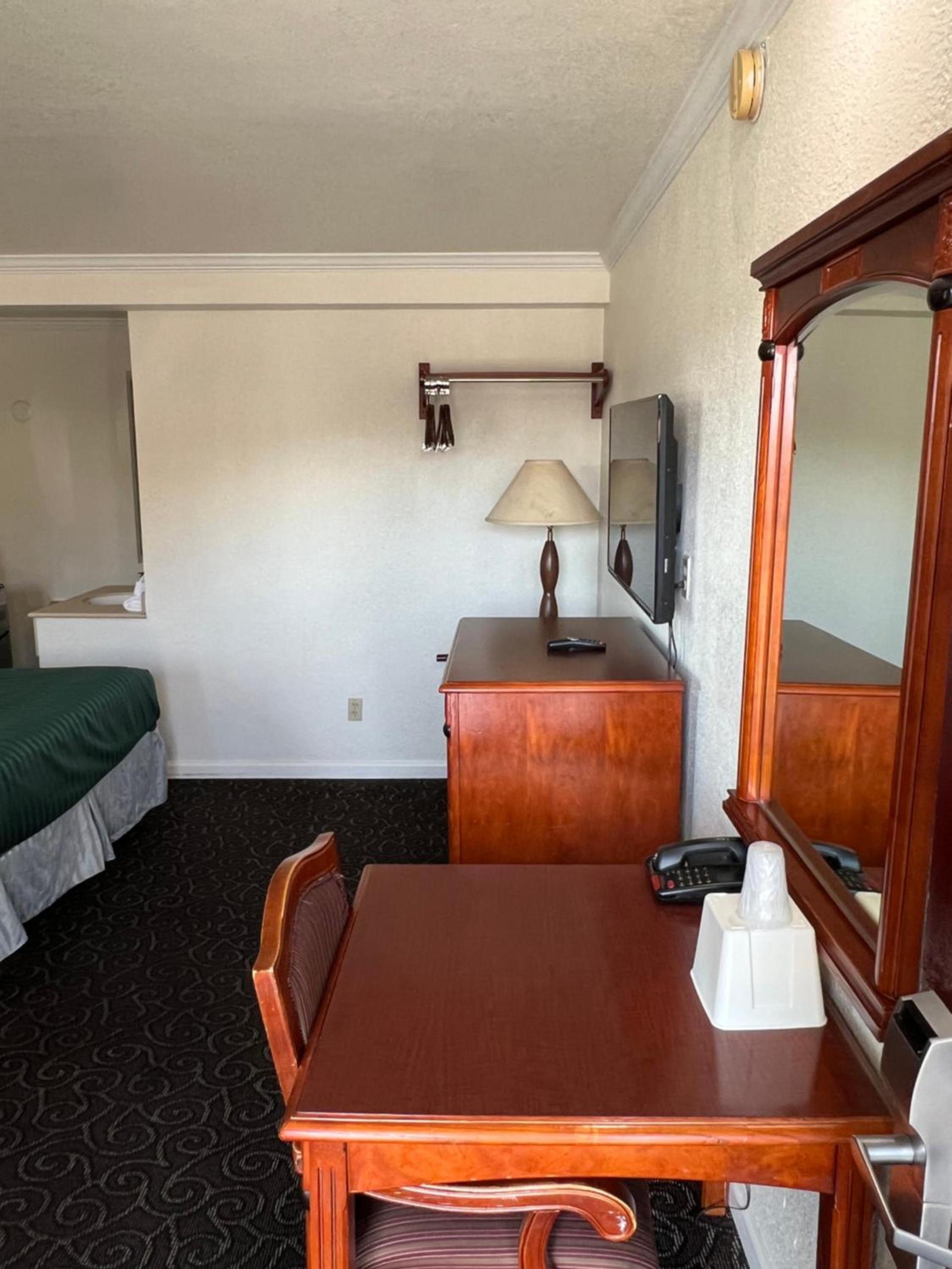 Americas Best Value Inn Hanford photo 12