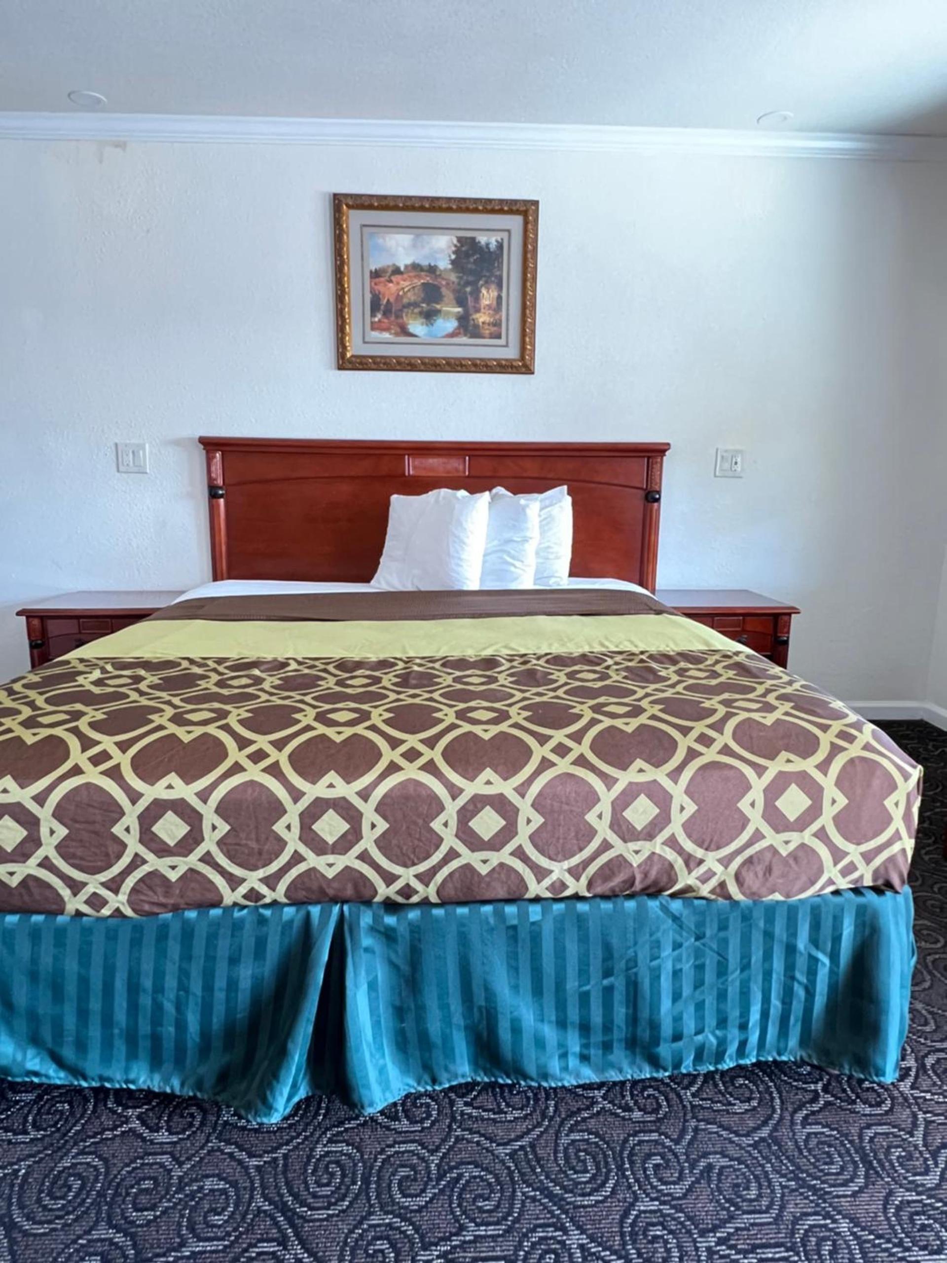 Americas Best Value Inn Hanford photo 11