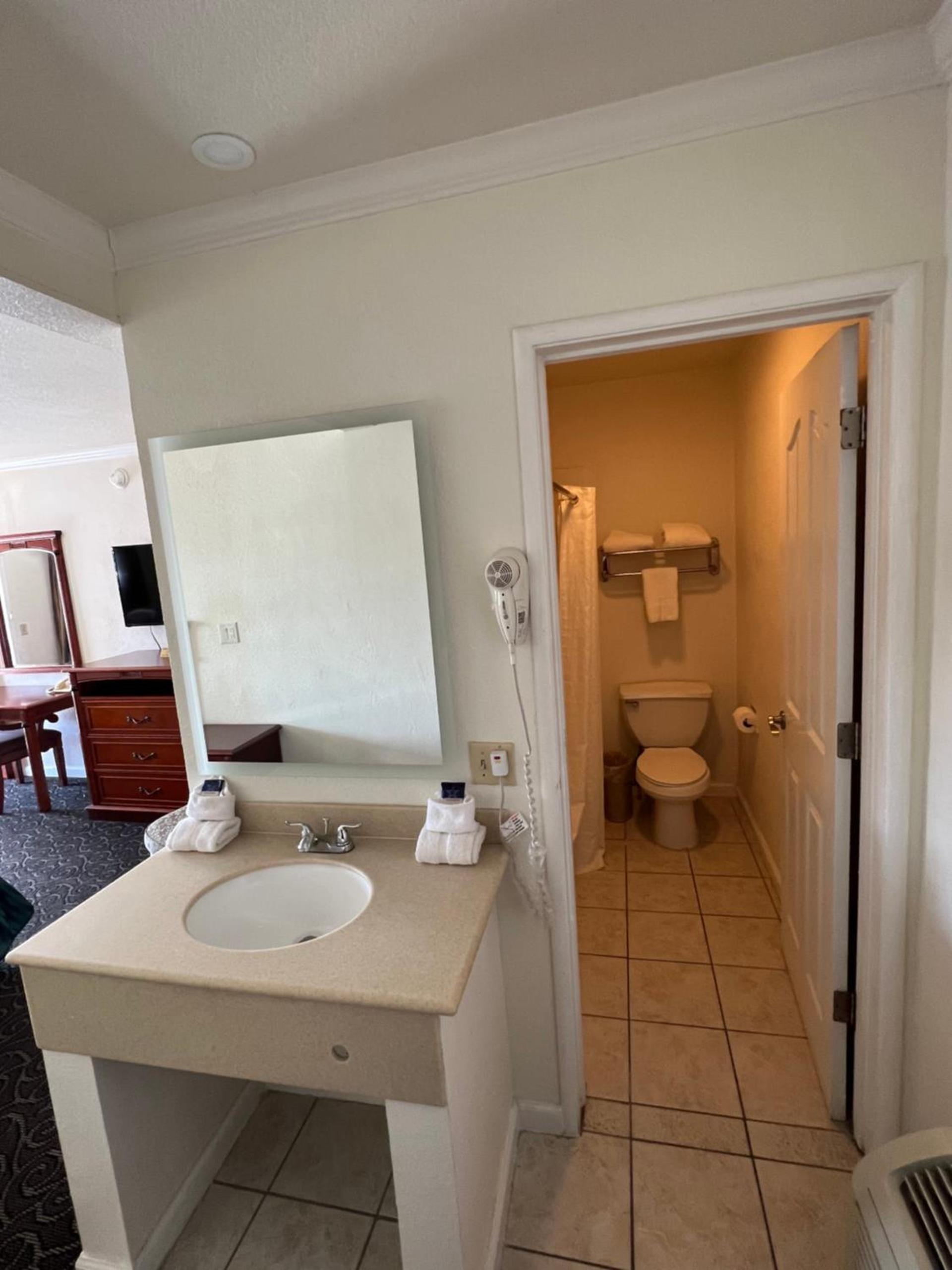Americas Best Value Inn Hanford photo 13
