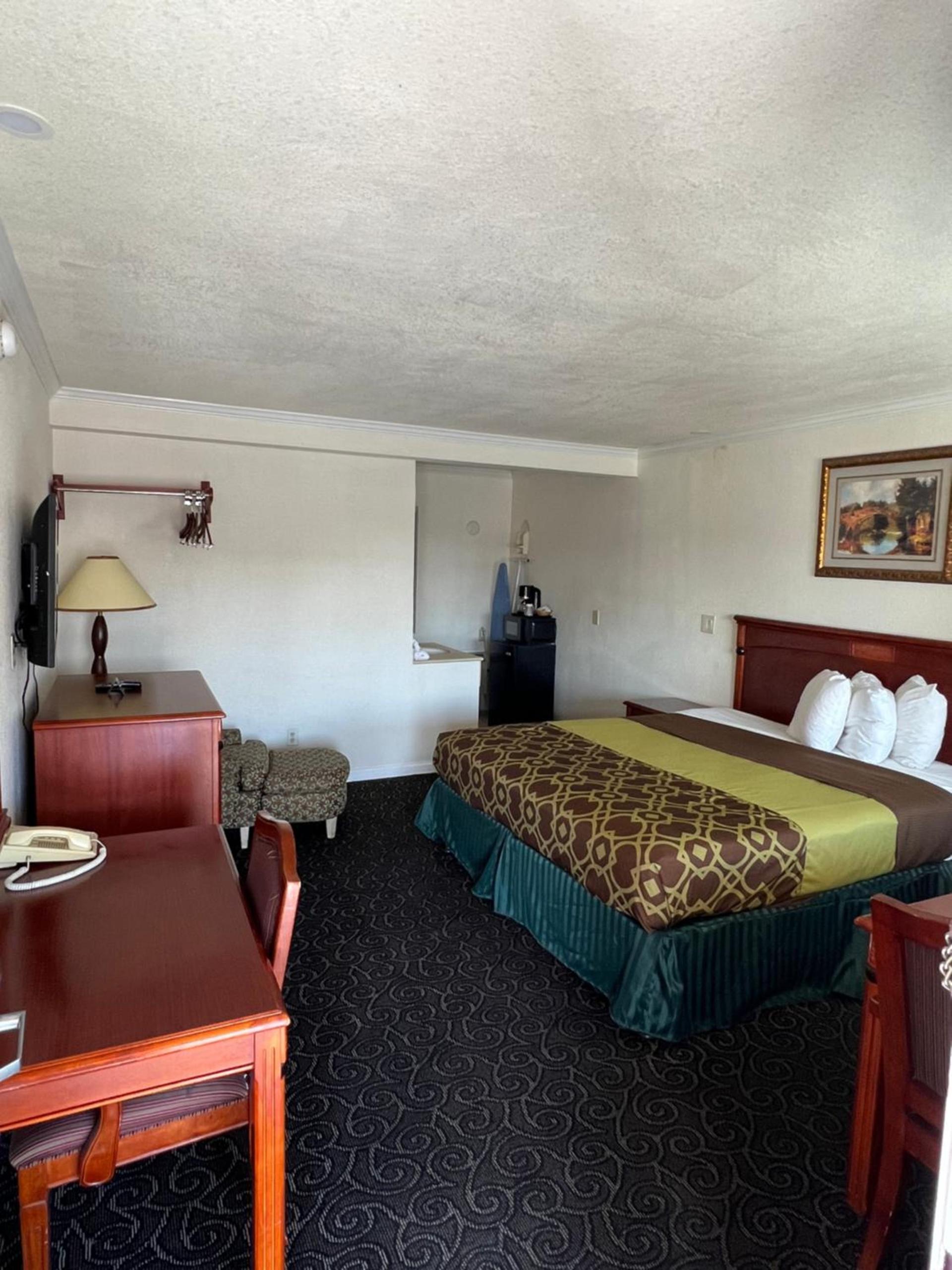 Americas Best Value Inn Hanford photo 15