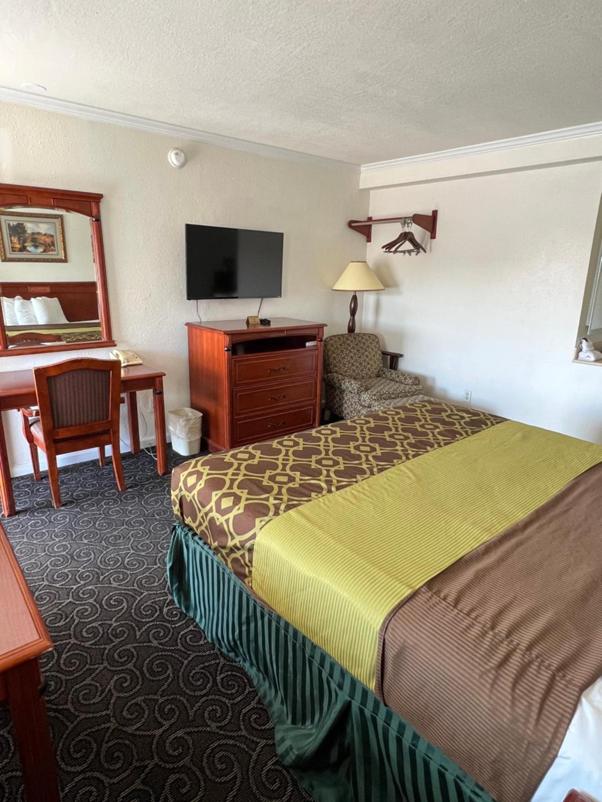Americas Best Value Inn Hanford photo 21