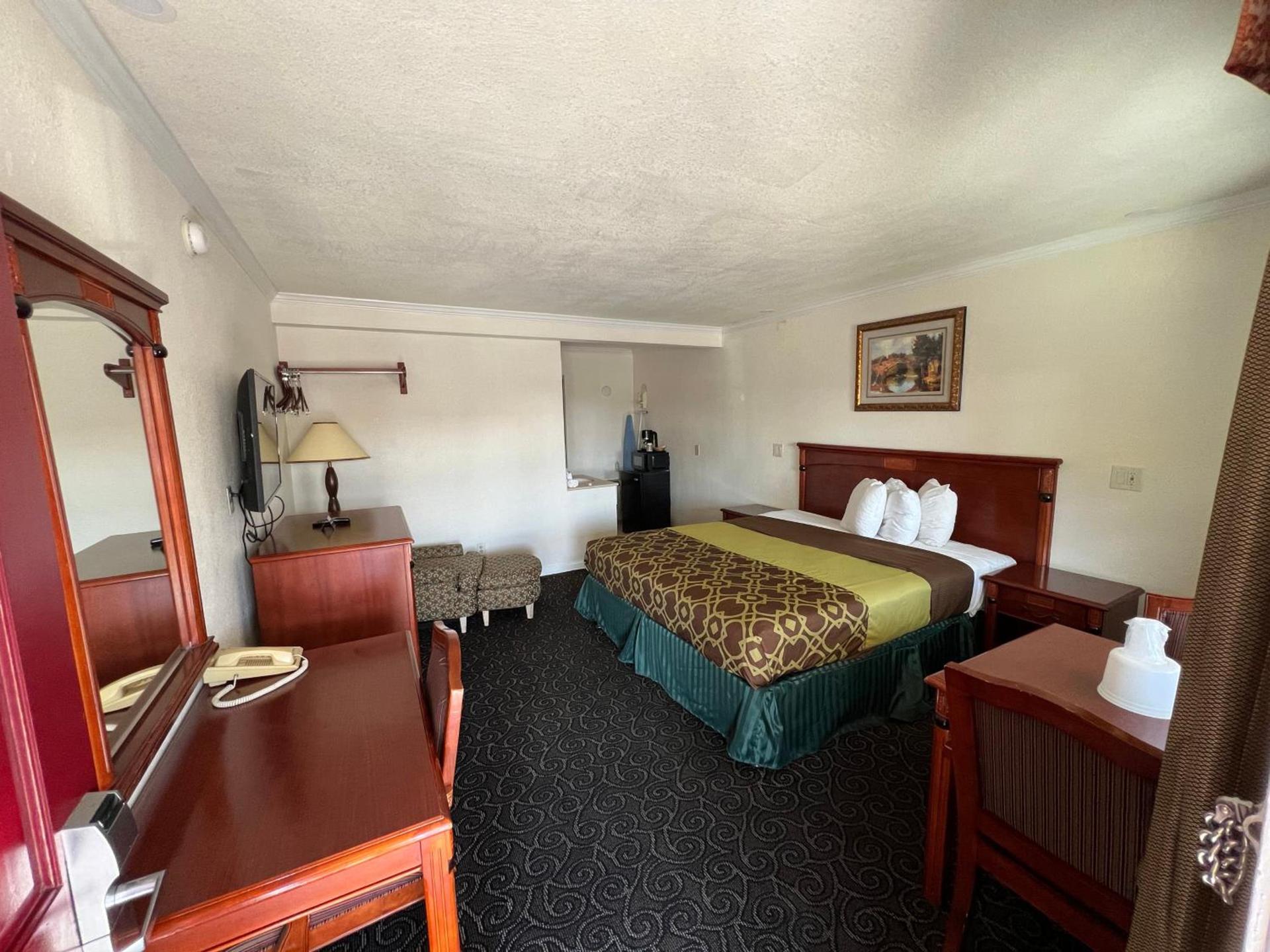 Americas Best Value Inn Hanford photo 18