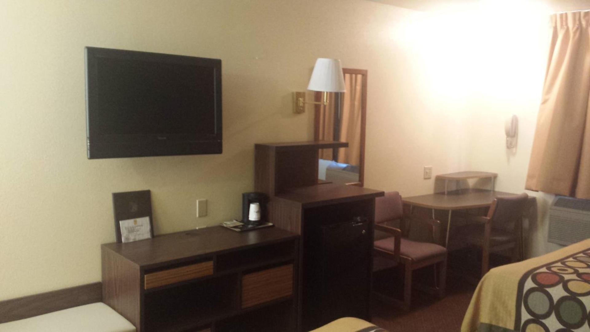 Super 8 by Wyndham Rawlins Wyoming photo 6