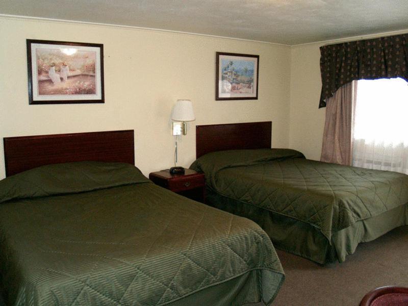 Boulevard Inn photo 26