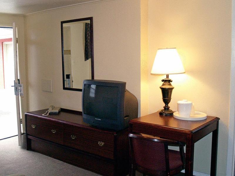Boulevard Inn photo 27