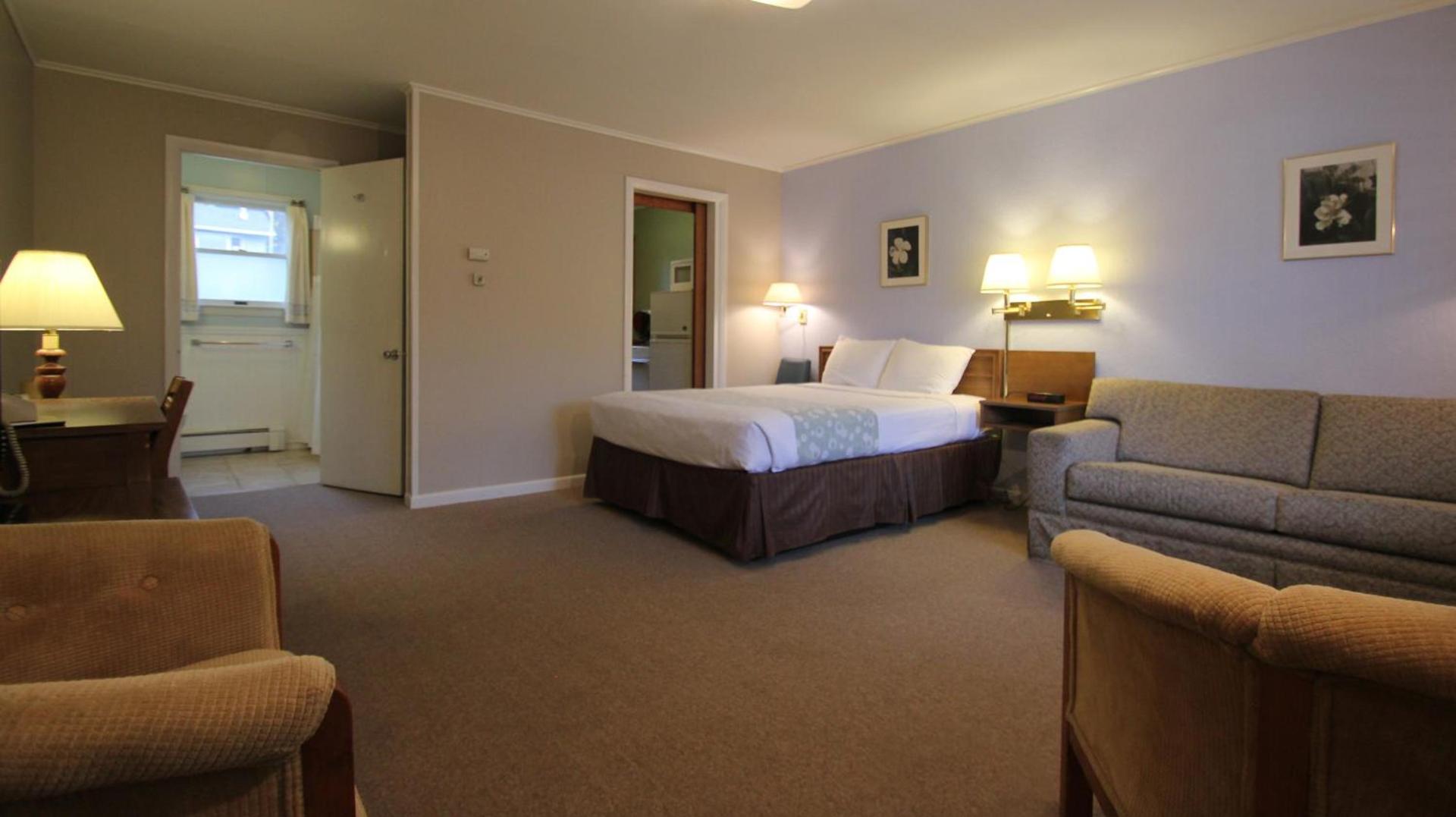 Maple Leaf Motel photo 16