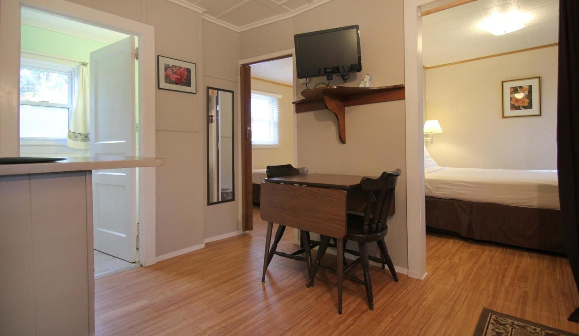 Maple Leaf Motel photo 14