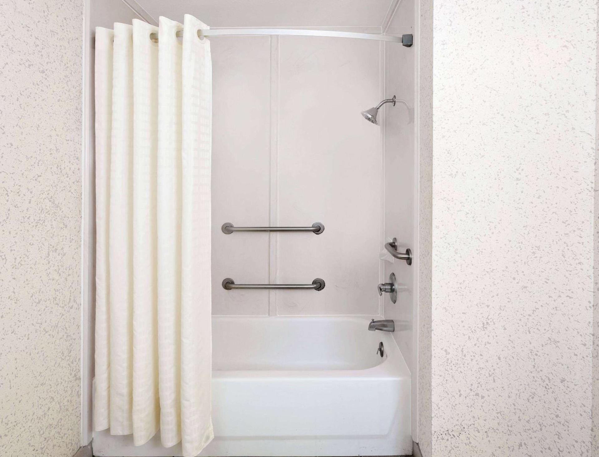 Days Inn & Suites by Wyndham Opelousas photo 5