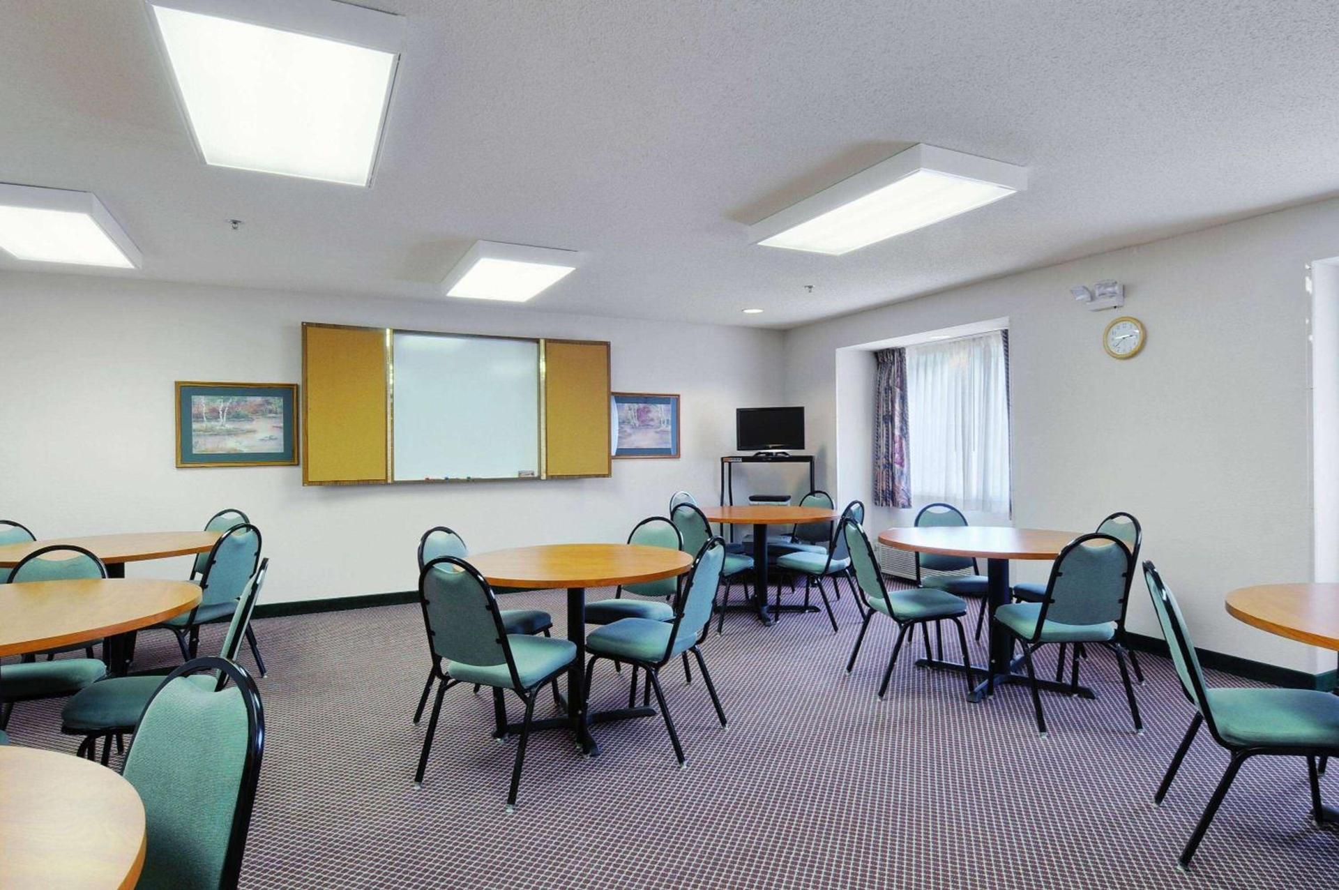 Microtel Inn & Suites by Wyndham New Ulm photo 32