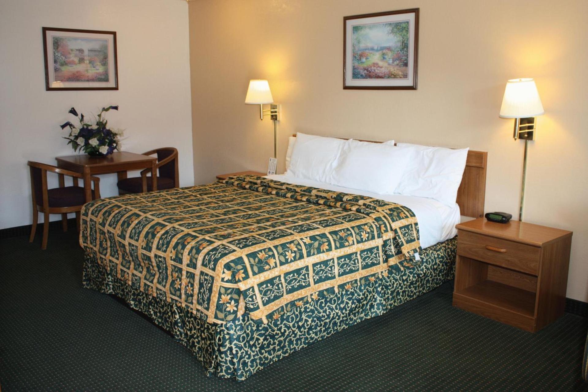 Super 8 by Wyndham Visalia photo 16
