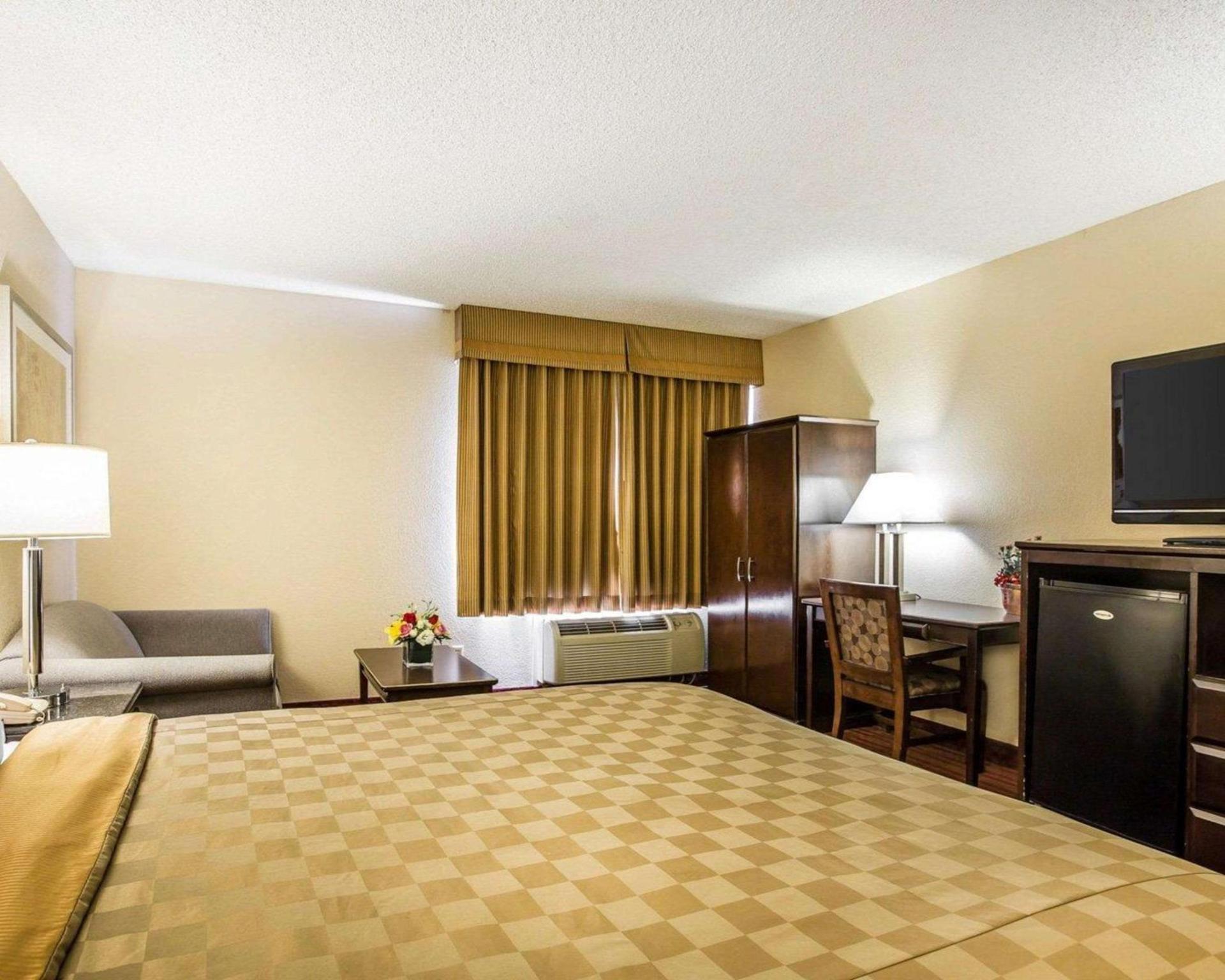 California Inn and Suites Bakersfield photo 10