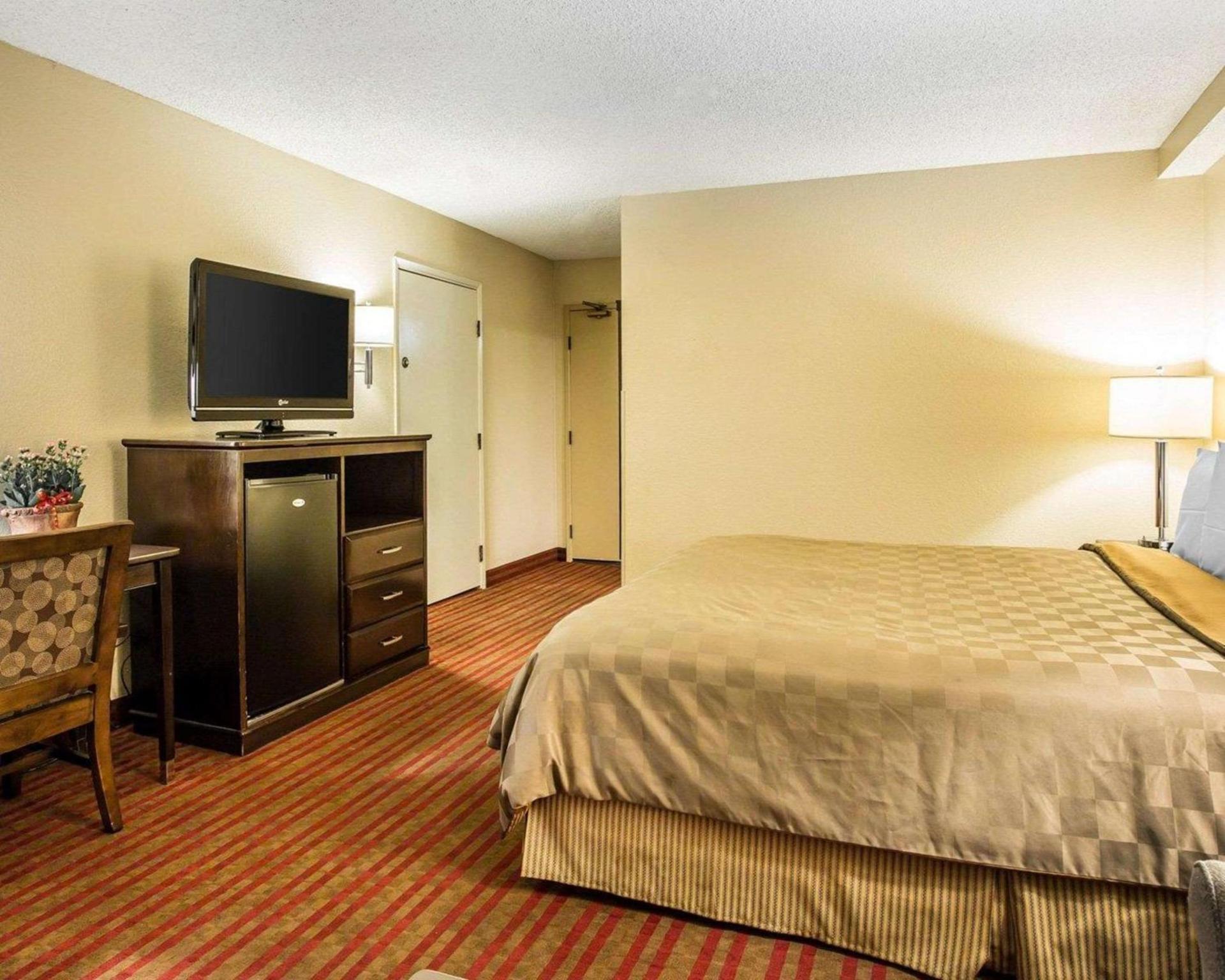 California Inn and Suites Bakersfield photo 13